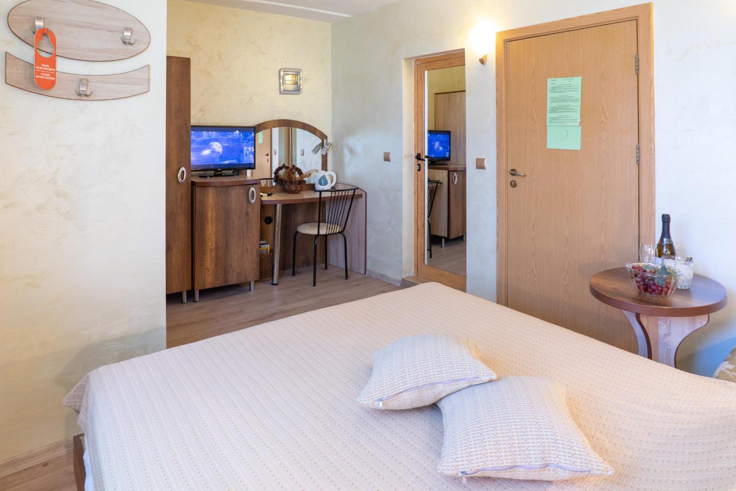 Double or Twin Room - Photo 9