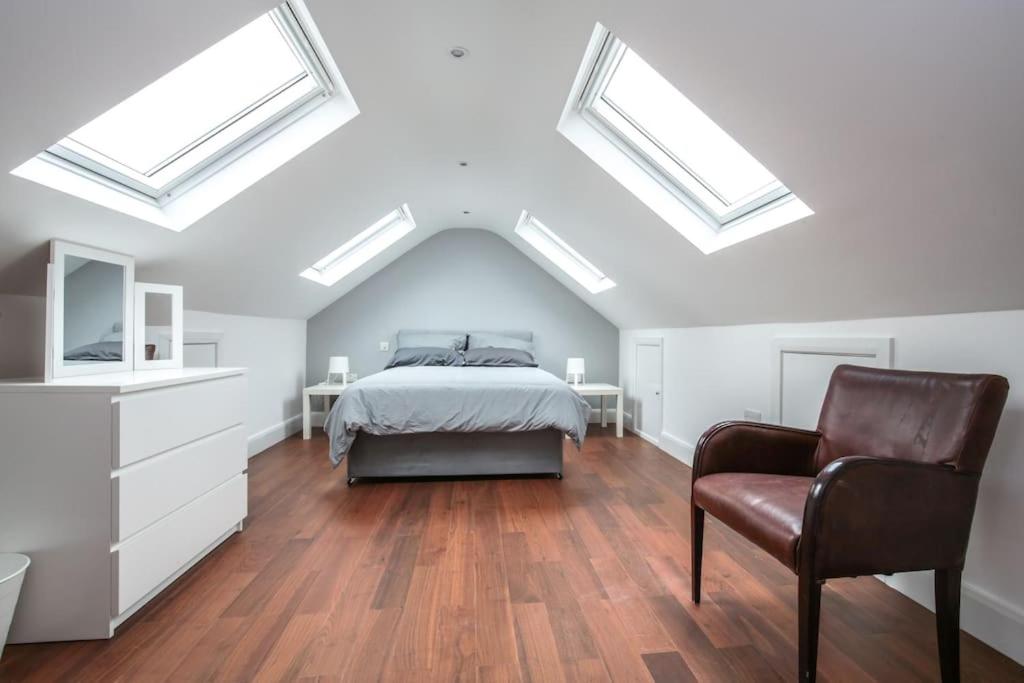 Six-Bedroom House photo 1