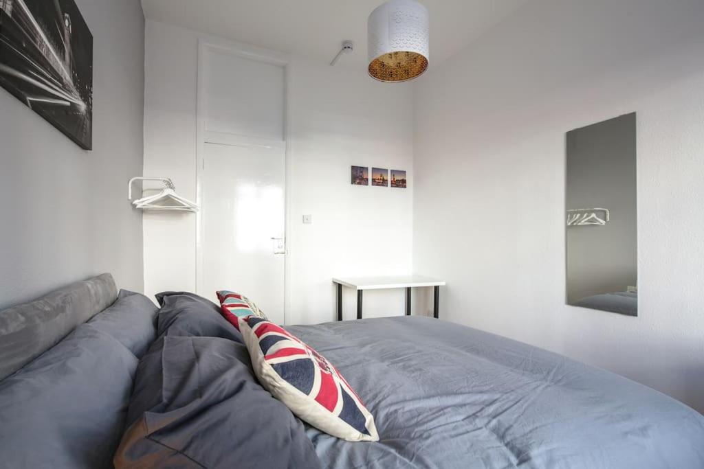 Six-Bedroom House photo 2
