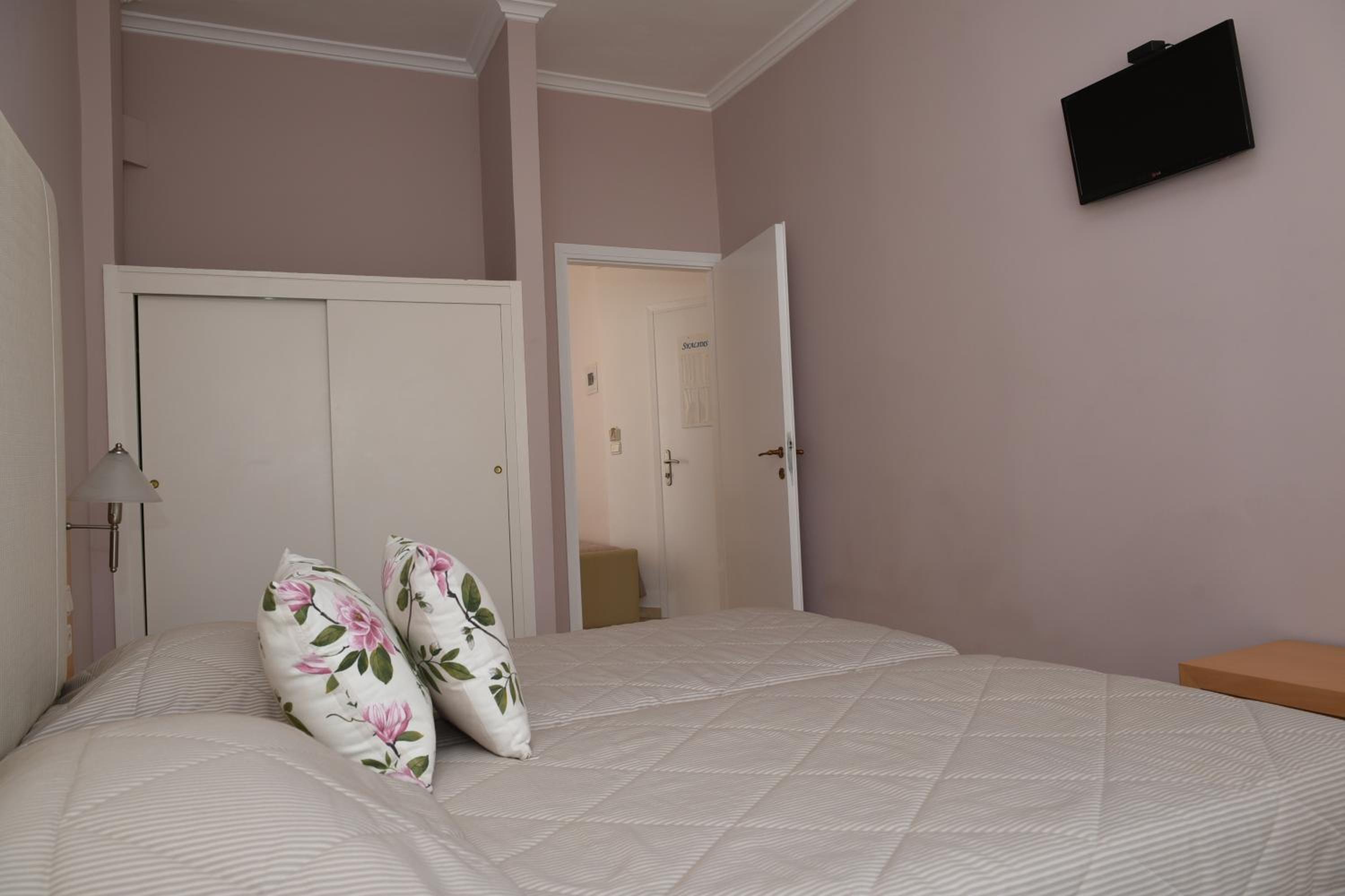 One-Bedroom Apartment (3 Adults) - Photo 6
