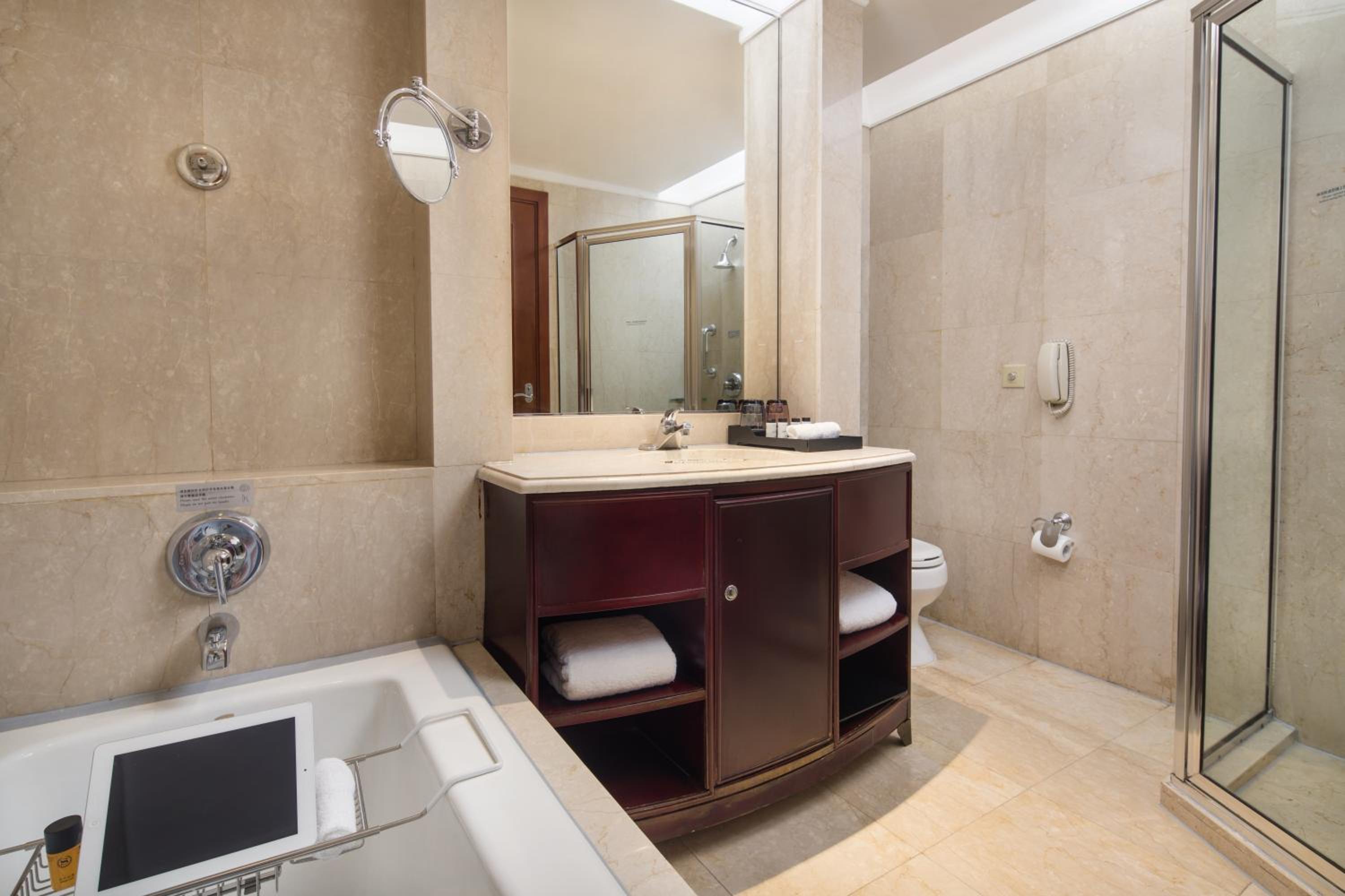 Club Deluxe King Room, Guest room, 1 King, City view  - Photo 2