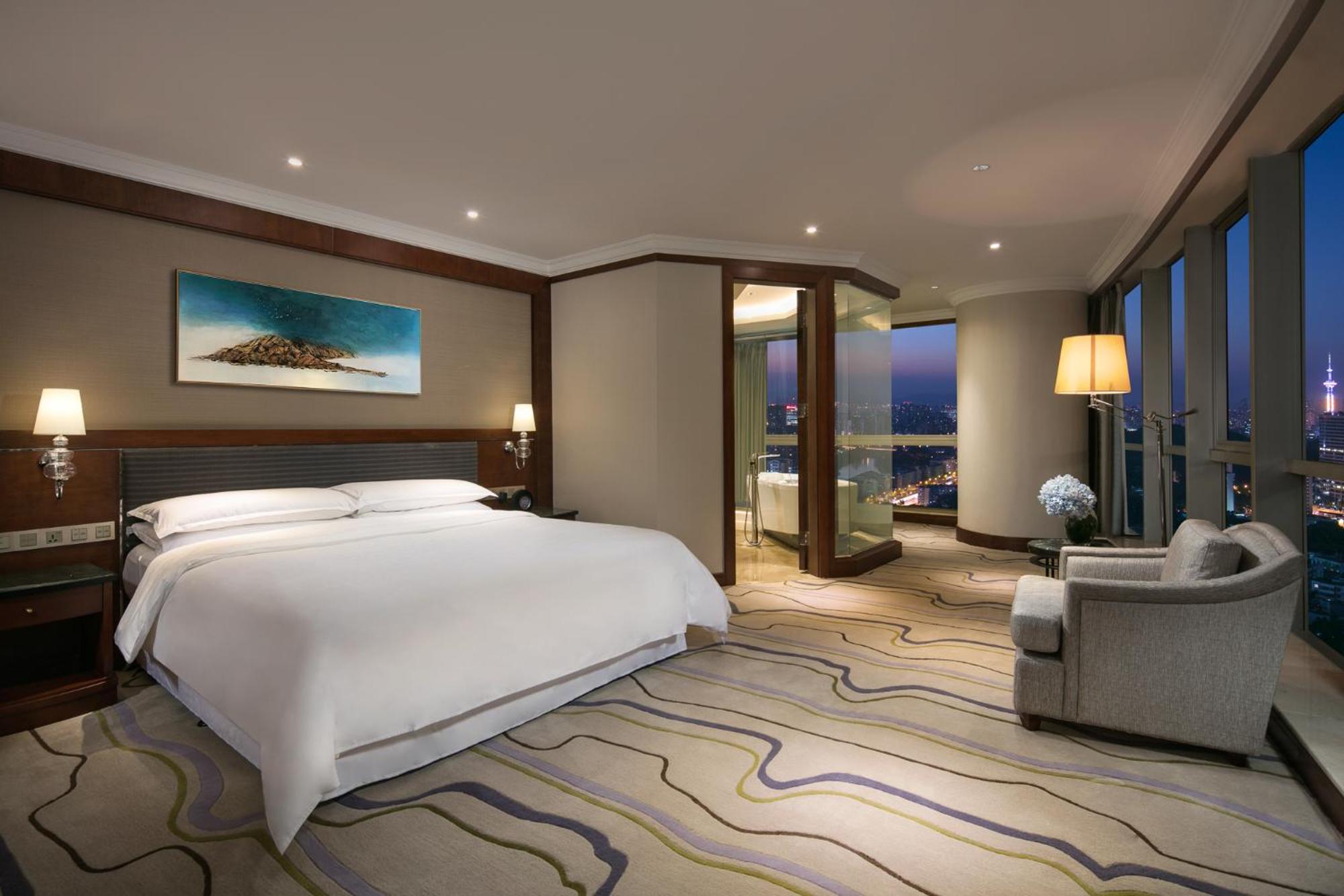 Towers Executive Suite, Tower Lounge access level, 1 King   - Photo 1