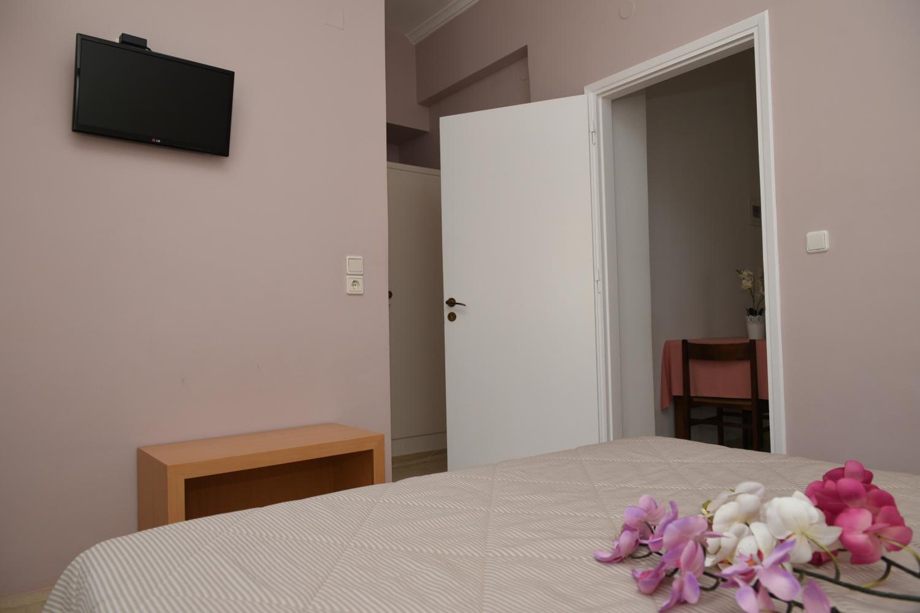 One-Bedroom Apartment (3 Adults) - Photo 3