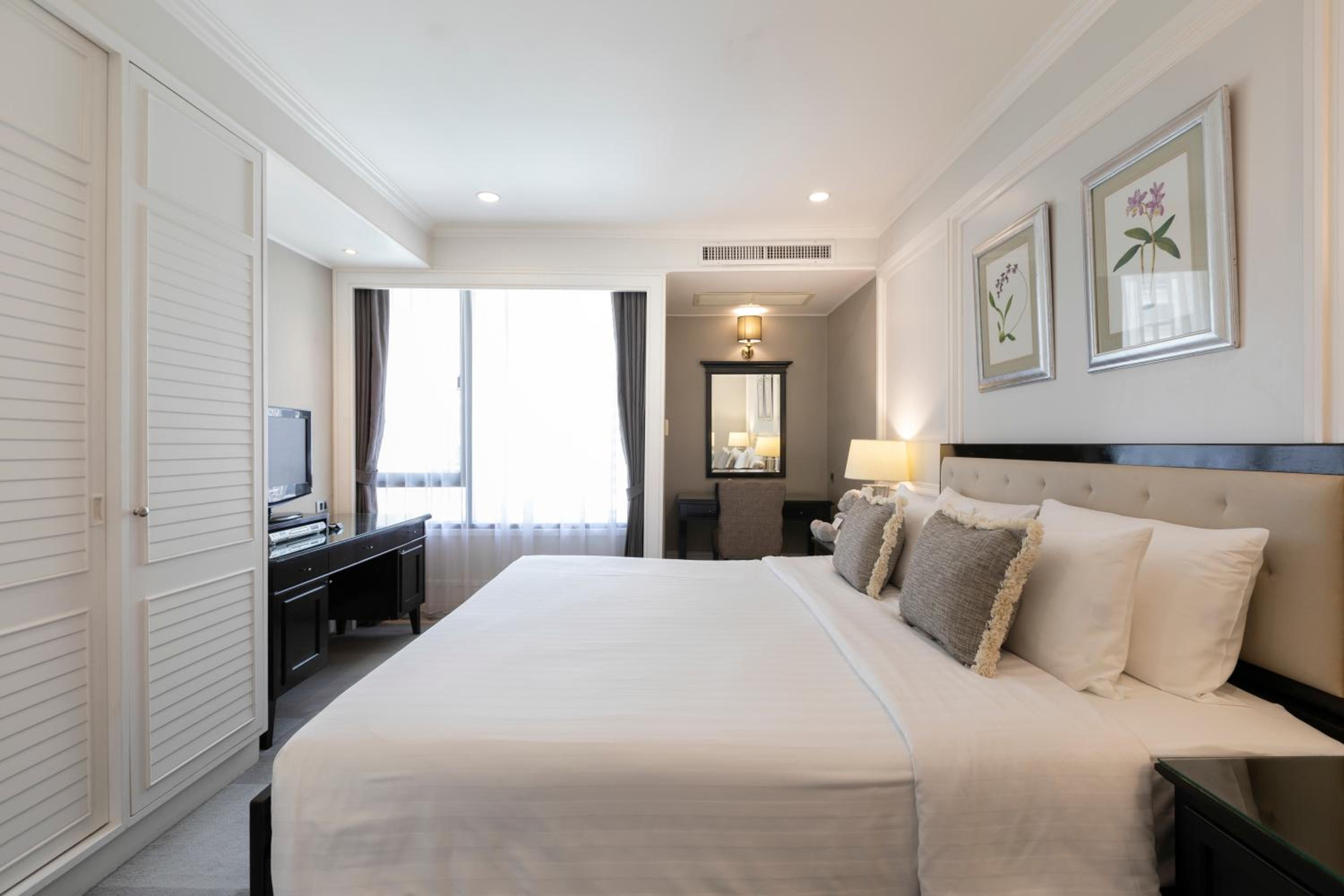 One Bedroom Suite with Lounge Access photo 3
