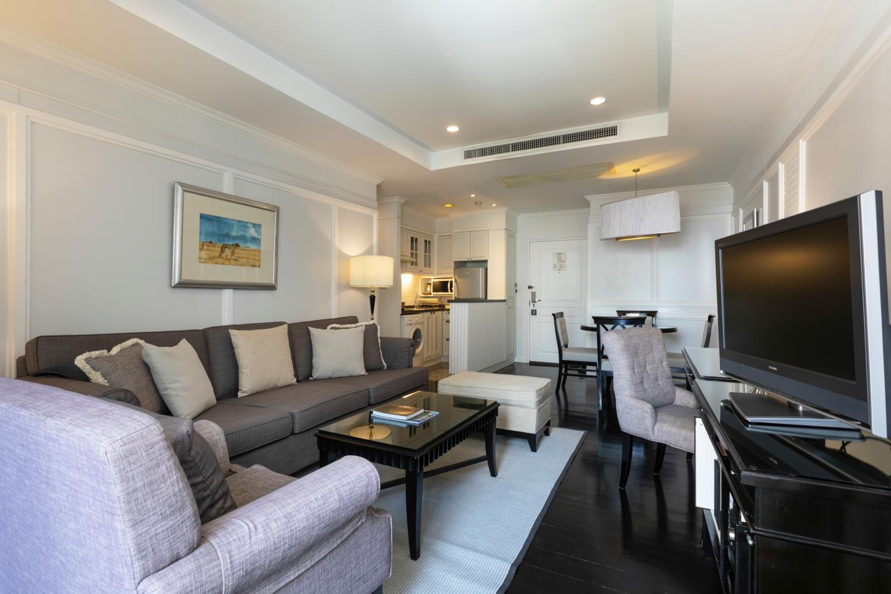 One Bedroom Suite with Lounge Access photo 2