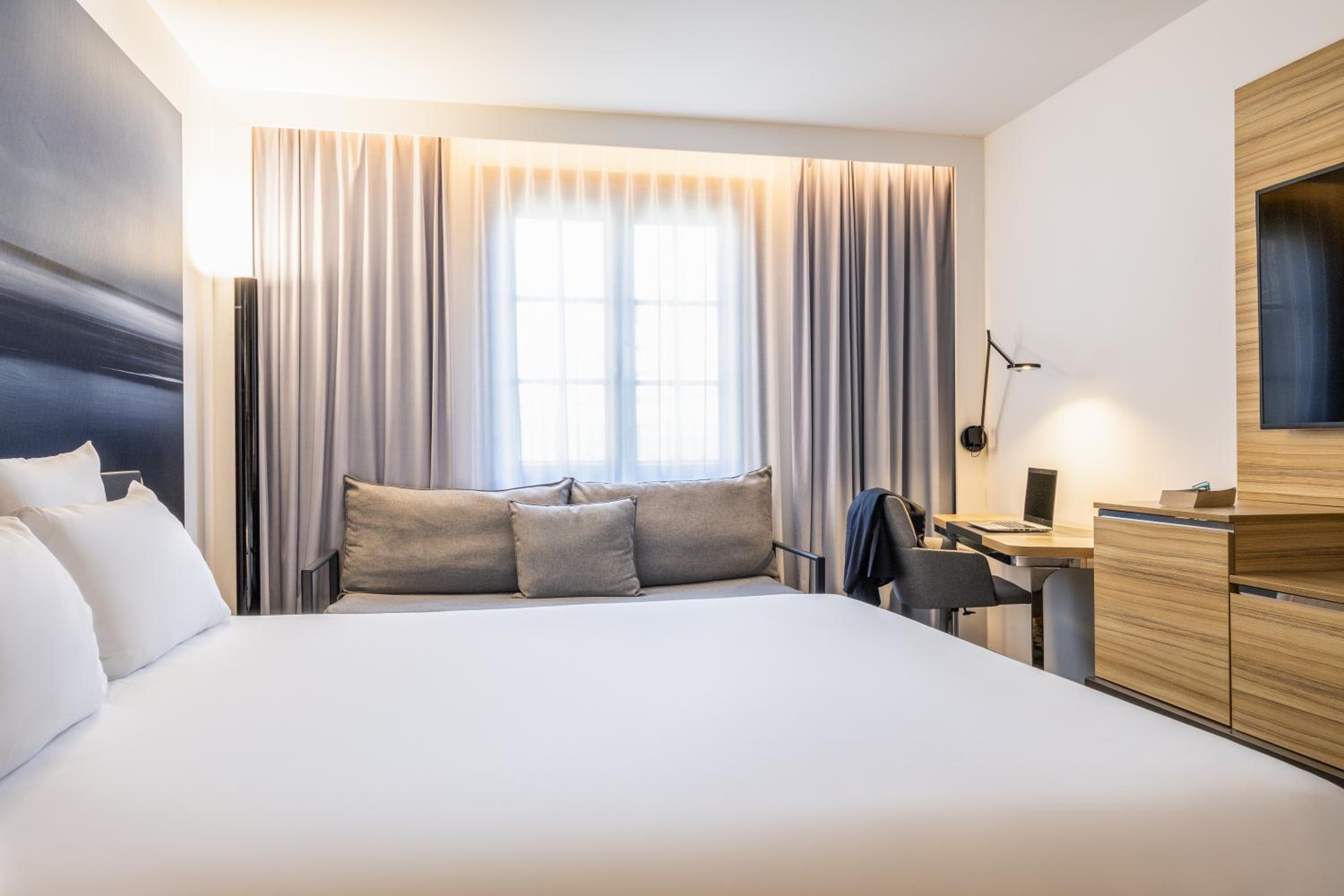 Superior Room with Double Bed and Sofa - Photo 8