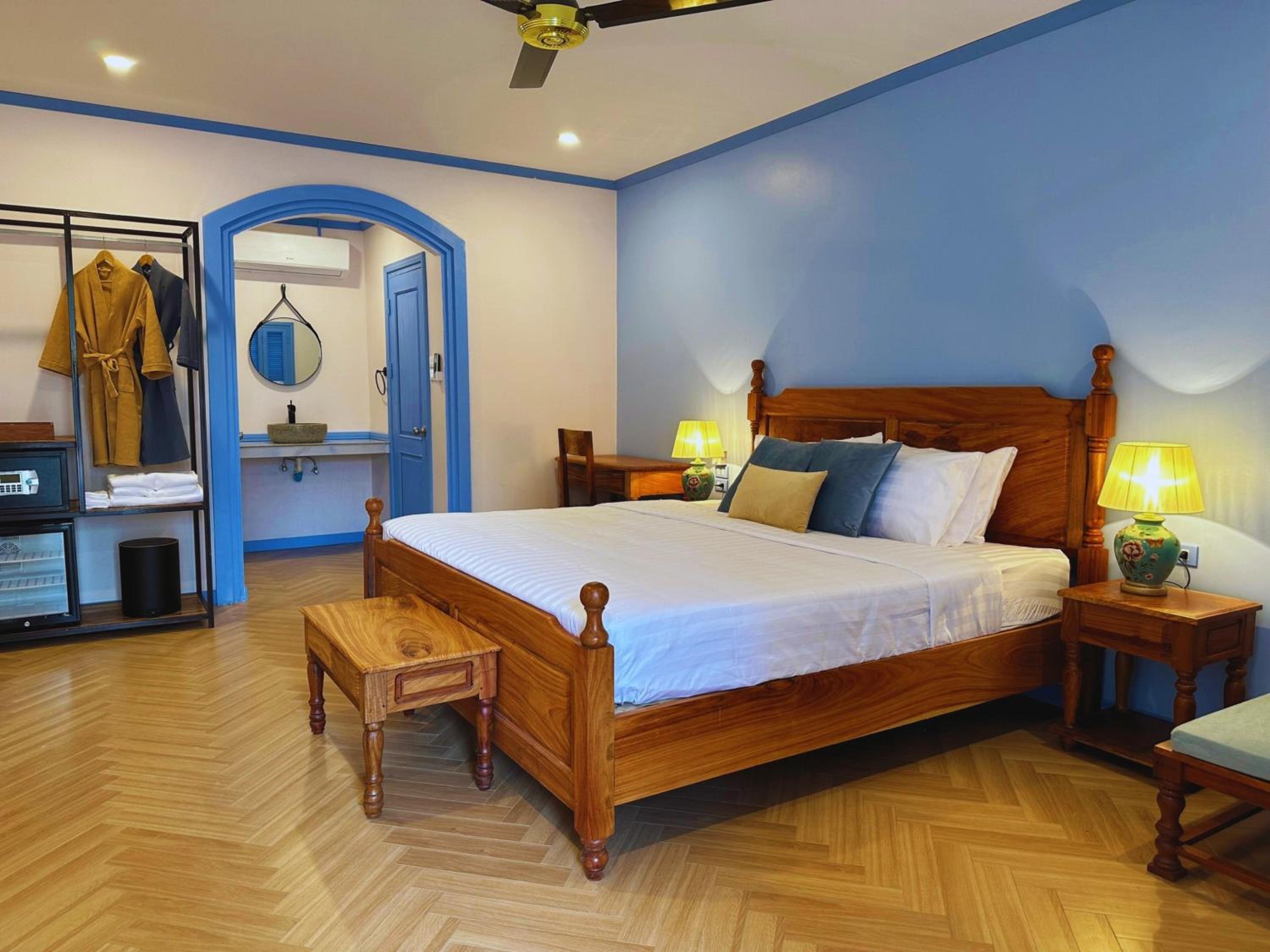Deluxe Double Room with Balcony - Photo 2
