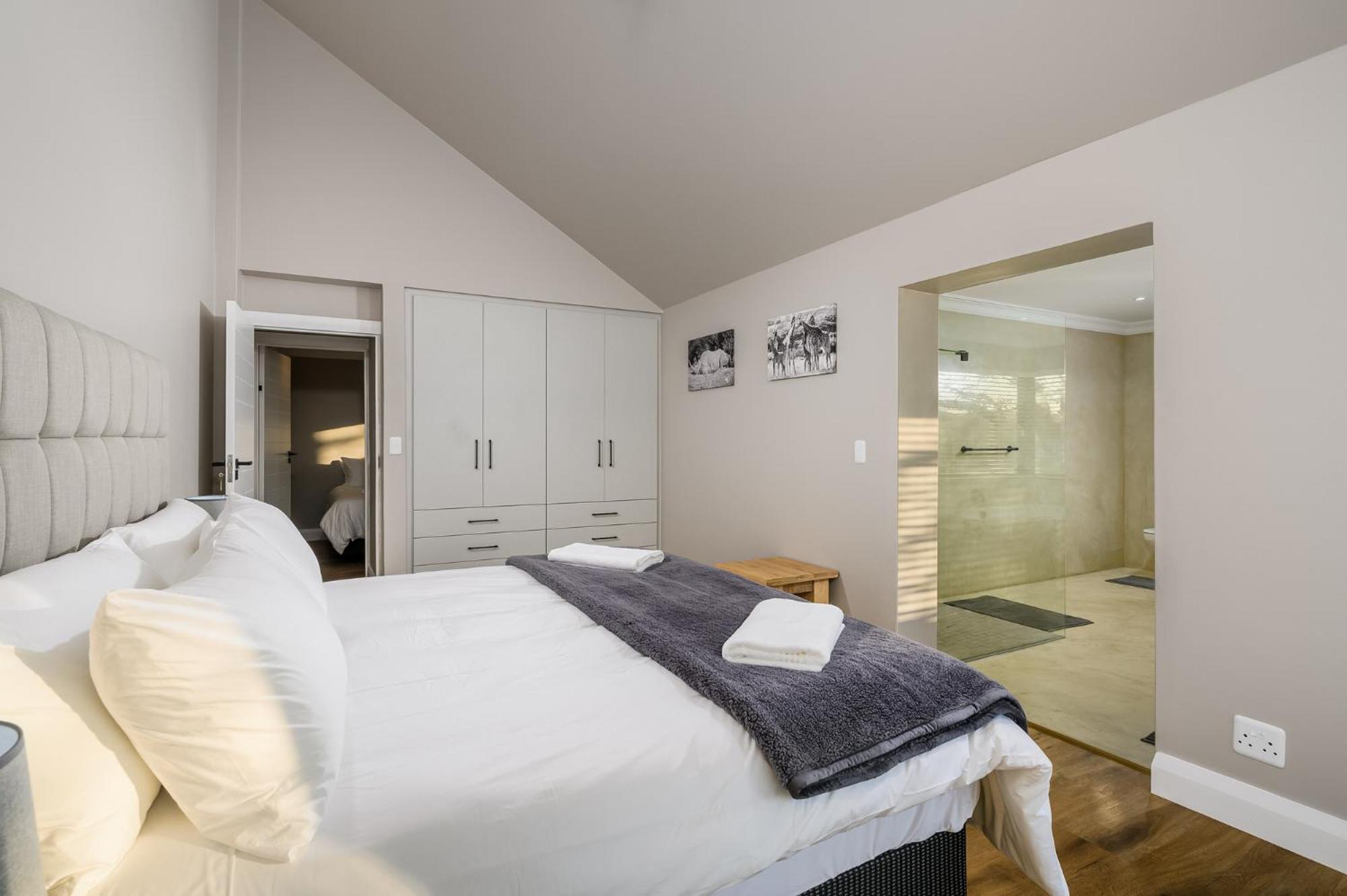 Three-Bedroom House photo 2