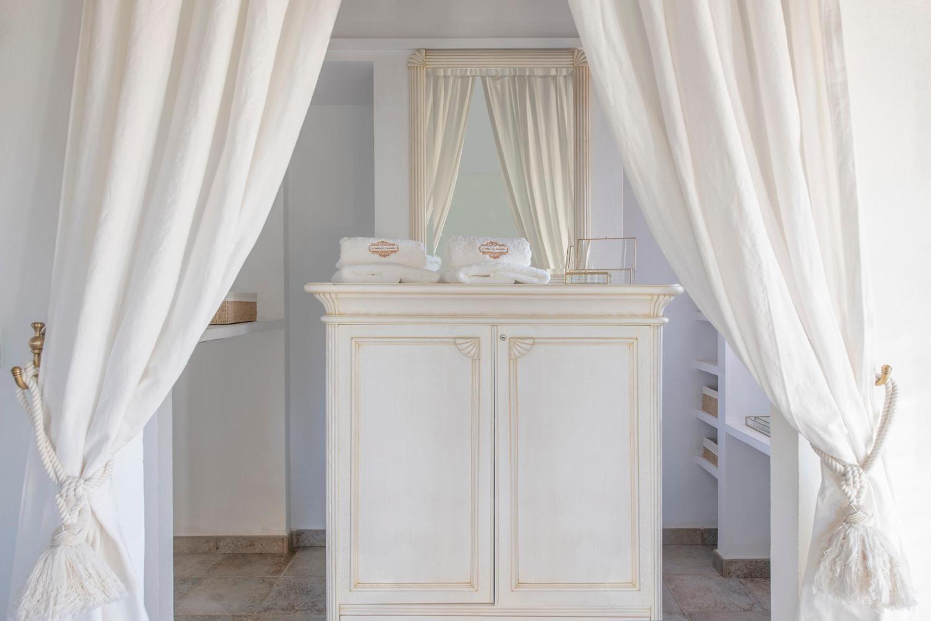 Deluxe Suite with Spa Bath - Photo 16