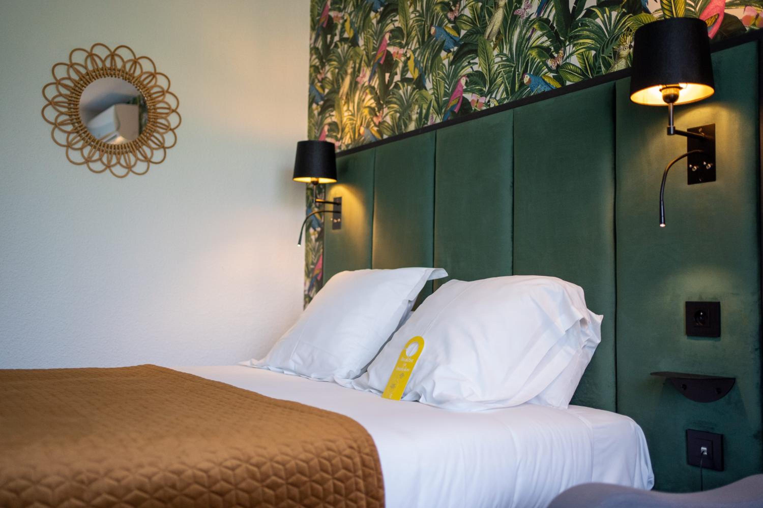 Comfort Room - 1 Room - 1 Queen Bed 1 Sofa Bed - Photo 11
