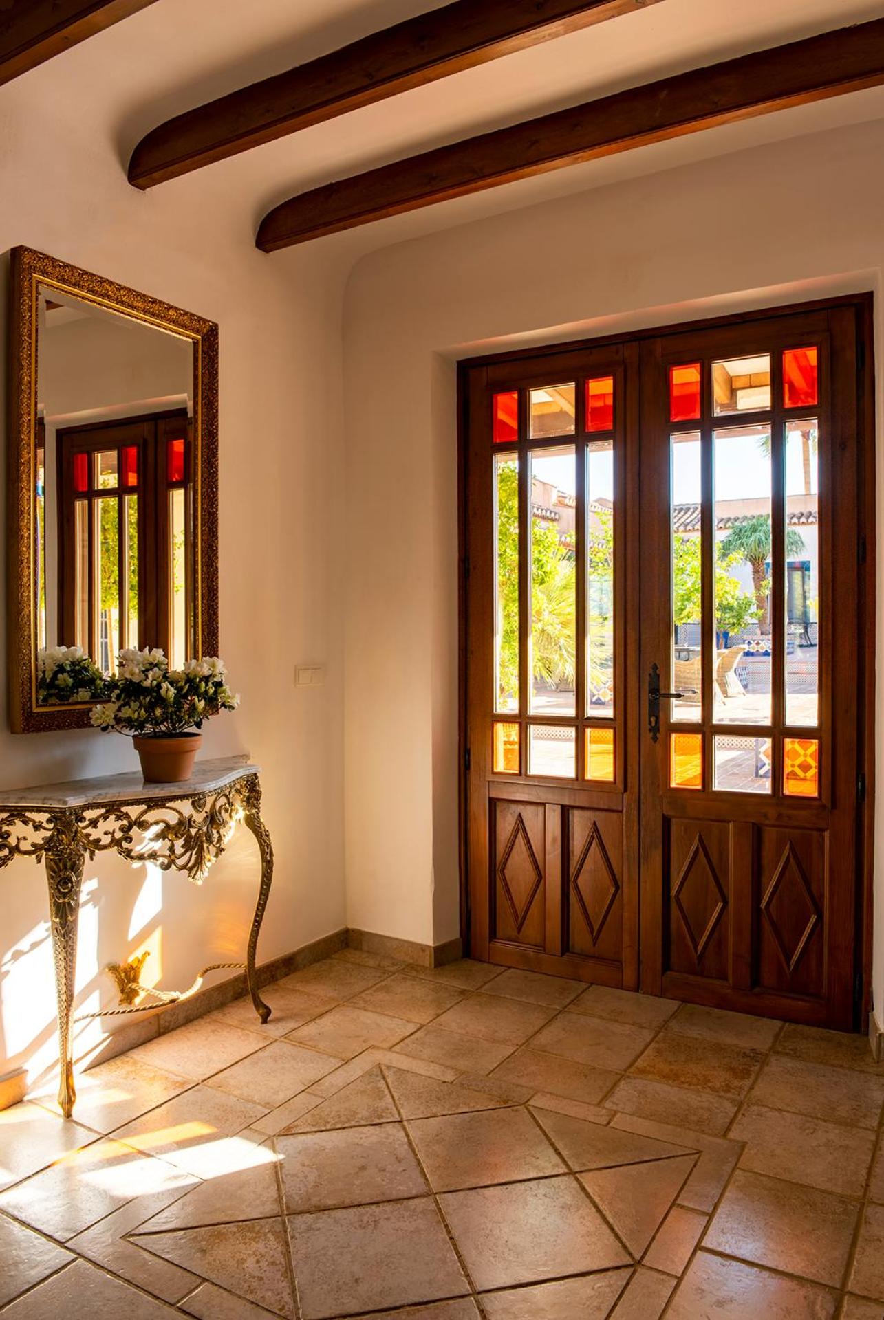 Deluxe Suite with Spa Bath - Photo 8