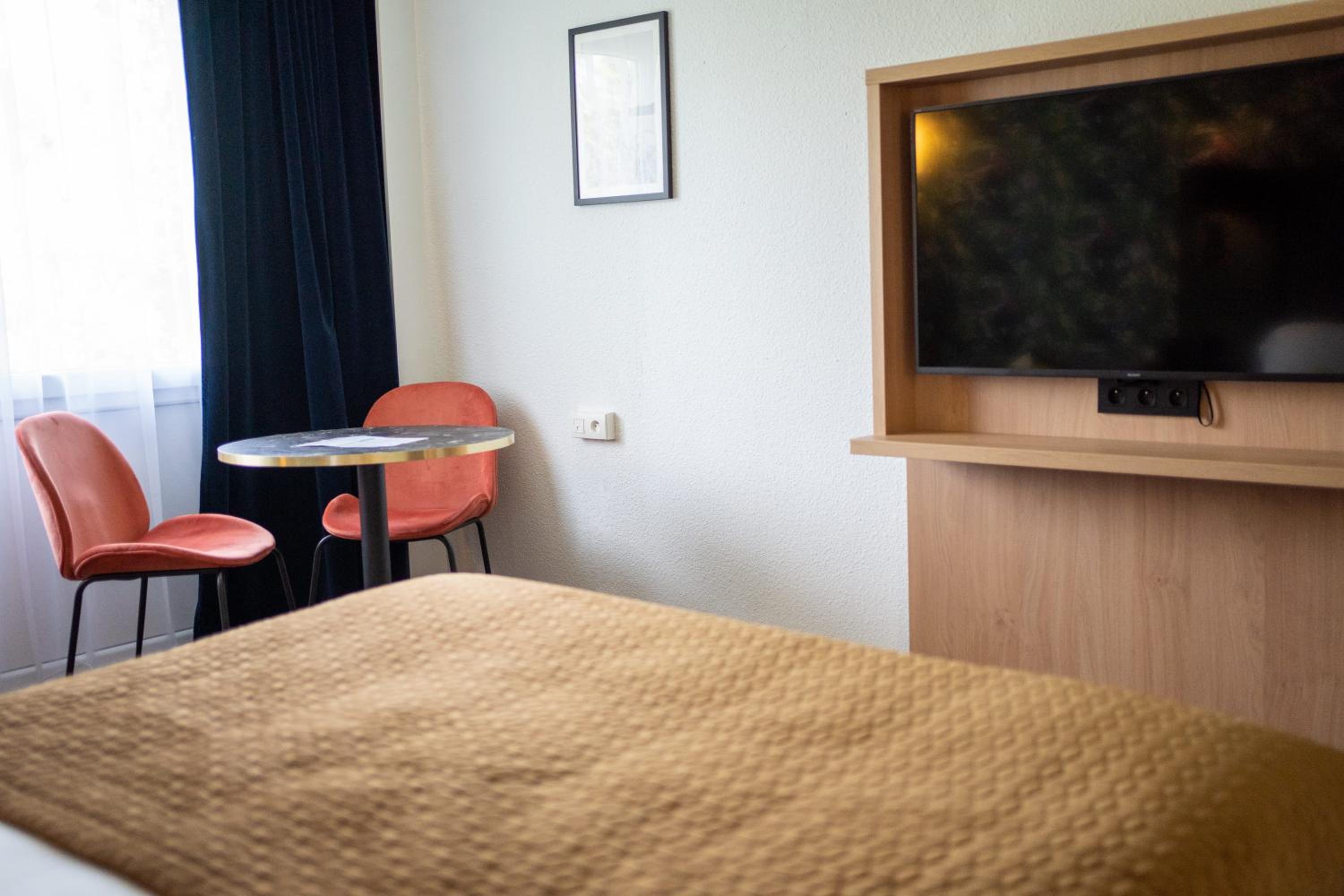Comfort Room - 1 Room - 1 Queen Bed 1 Sofa Bed - Photo 8