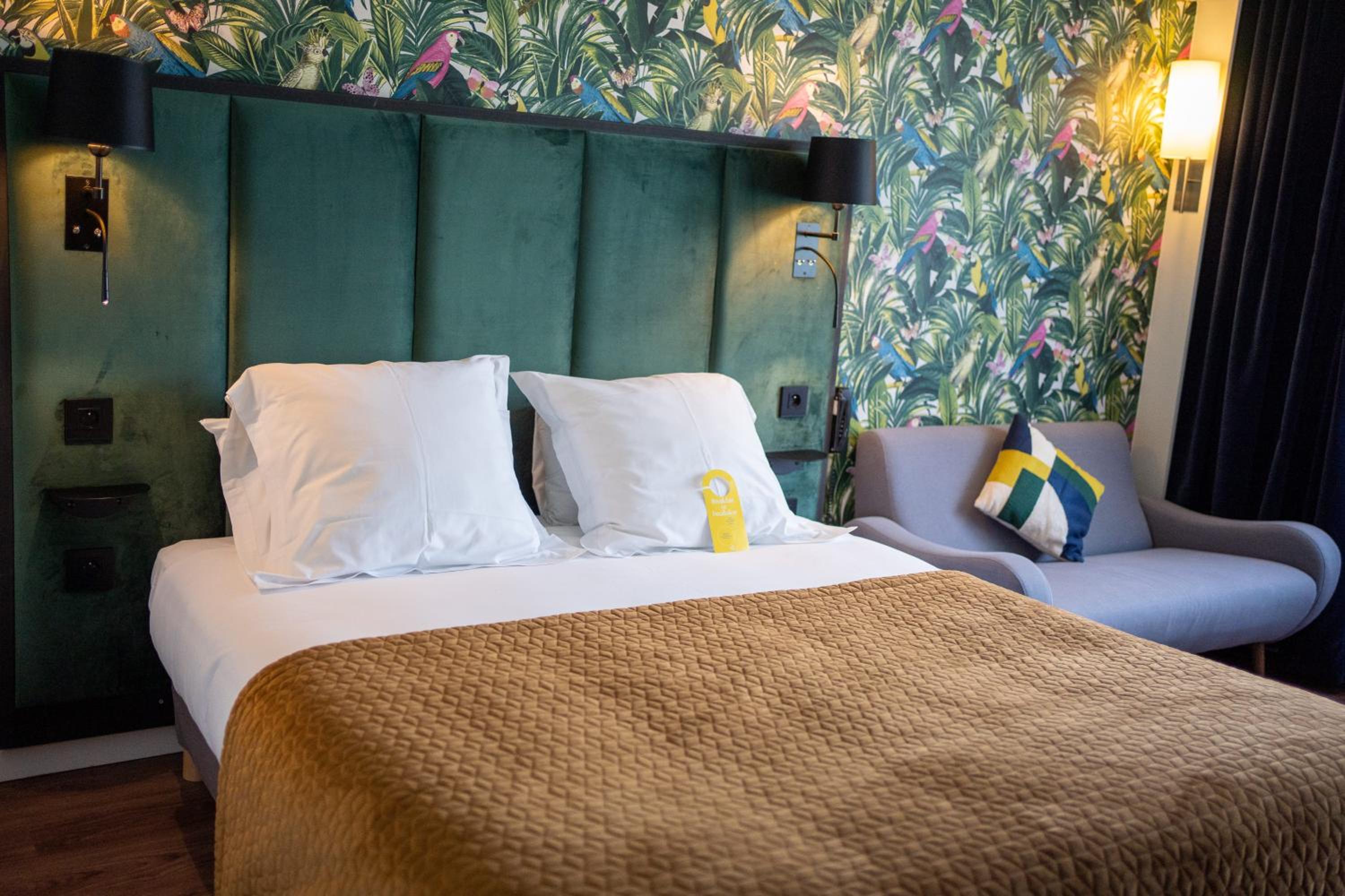 Comfort Room - 1 Room - 1 Queen Bed 1 Sofa Bed - Photo 6