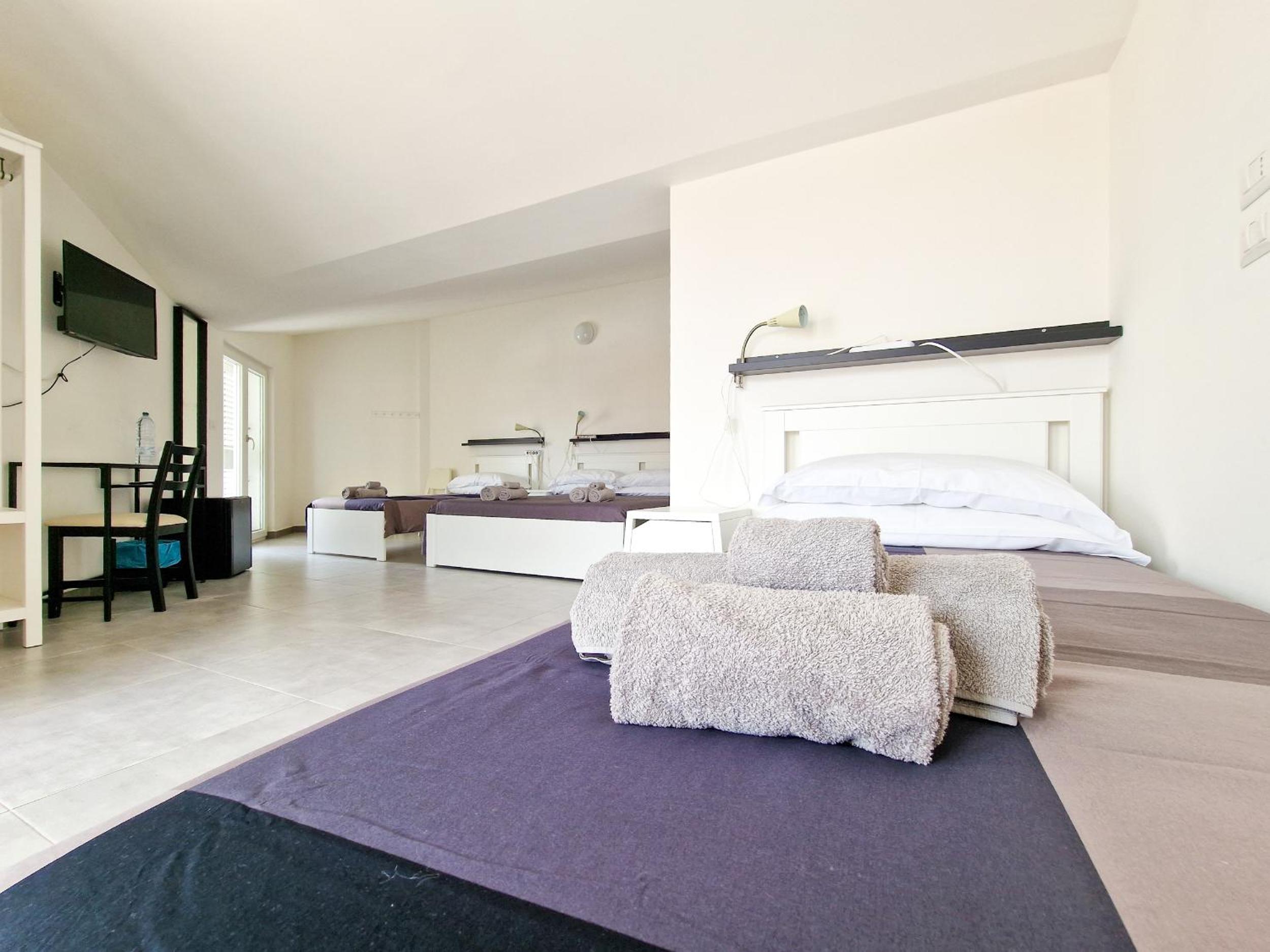 Deluxe Quadruple Room - Photo 6