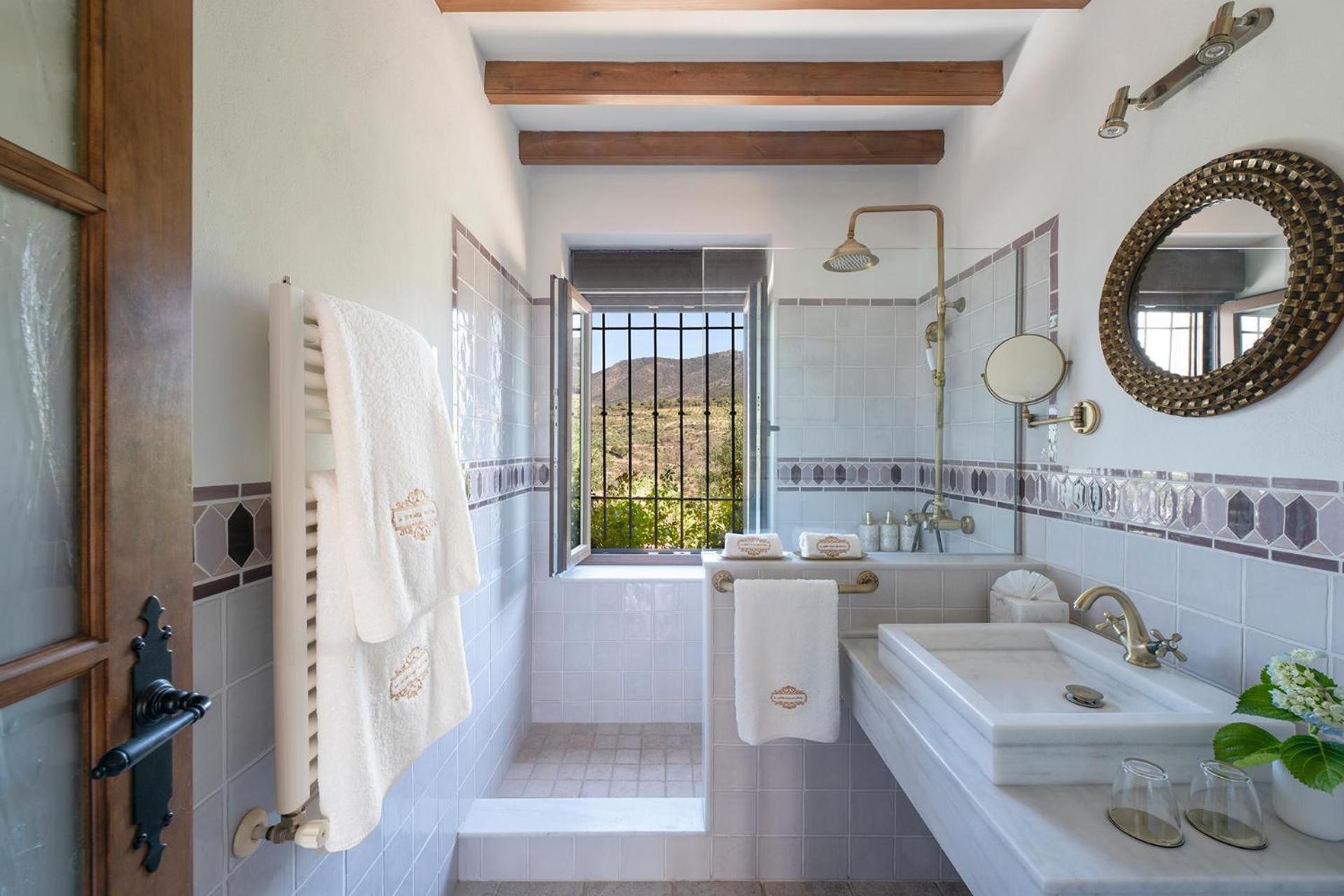Deluxe Double or Twin Room with Mountain View - Photo 7