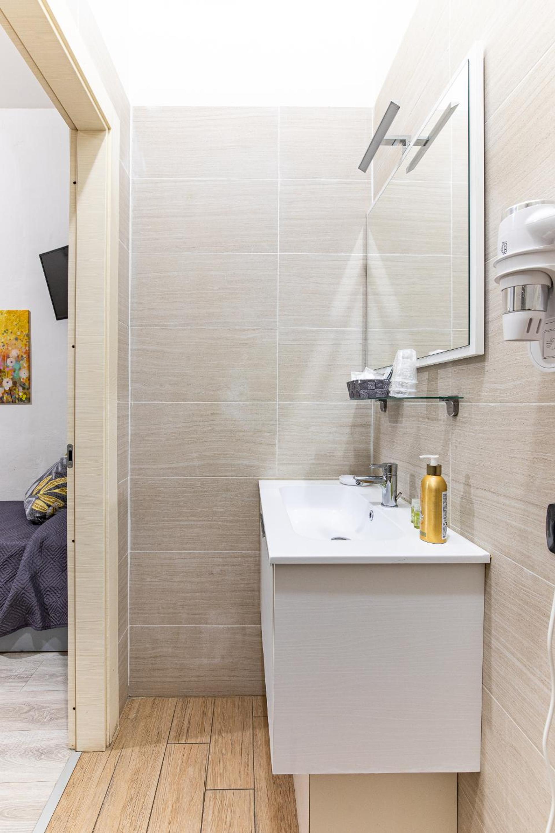 Quadruple Room with Private Bathroom photo 2