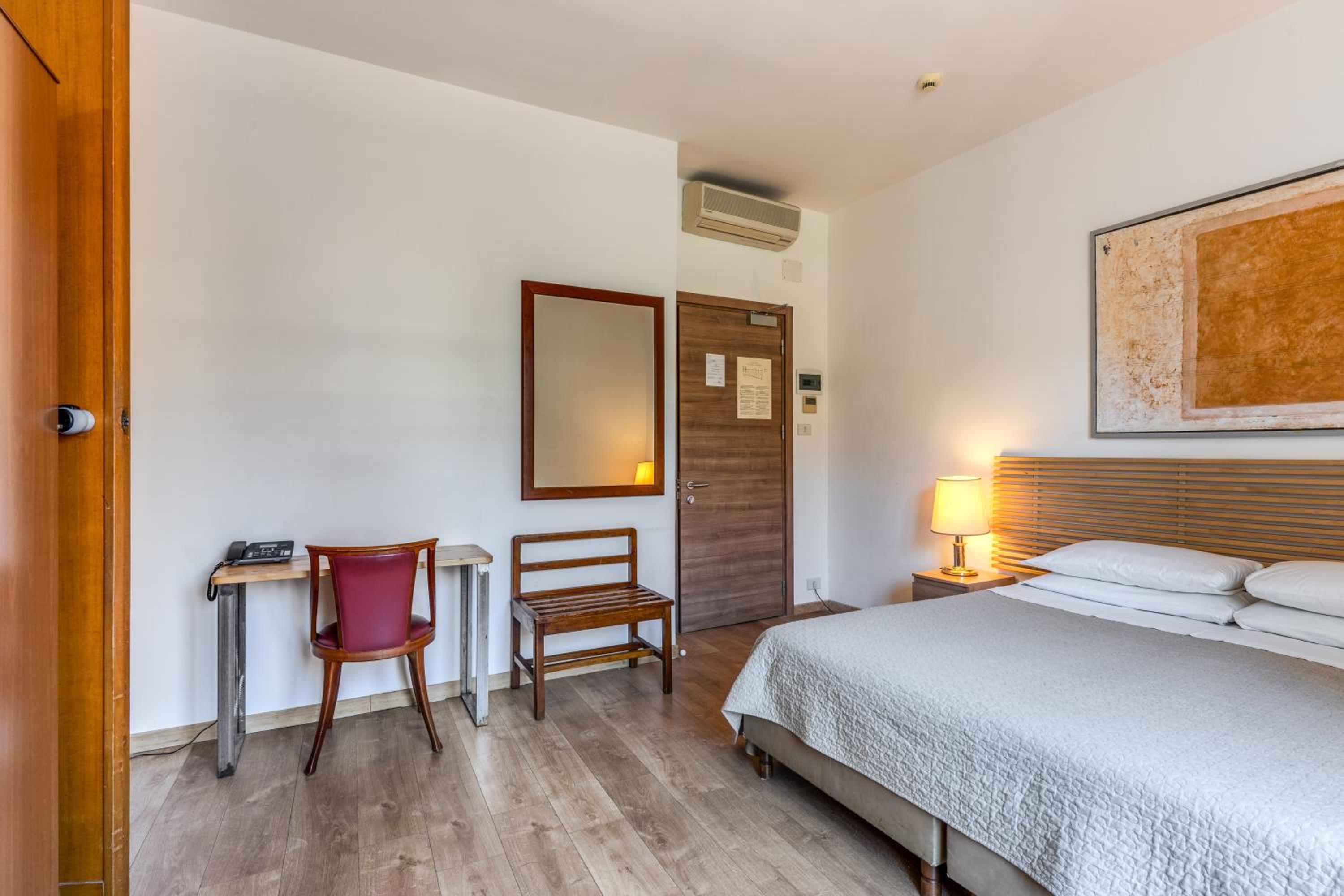 Economy Double Room photo 3