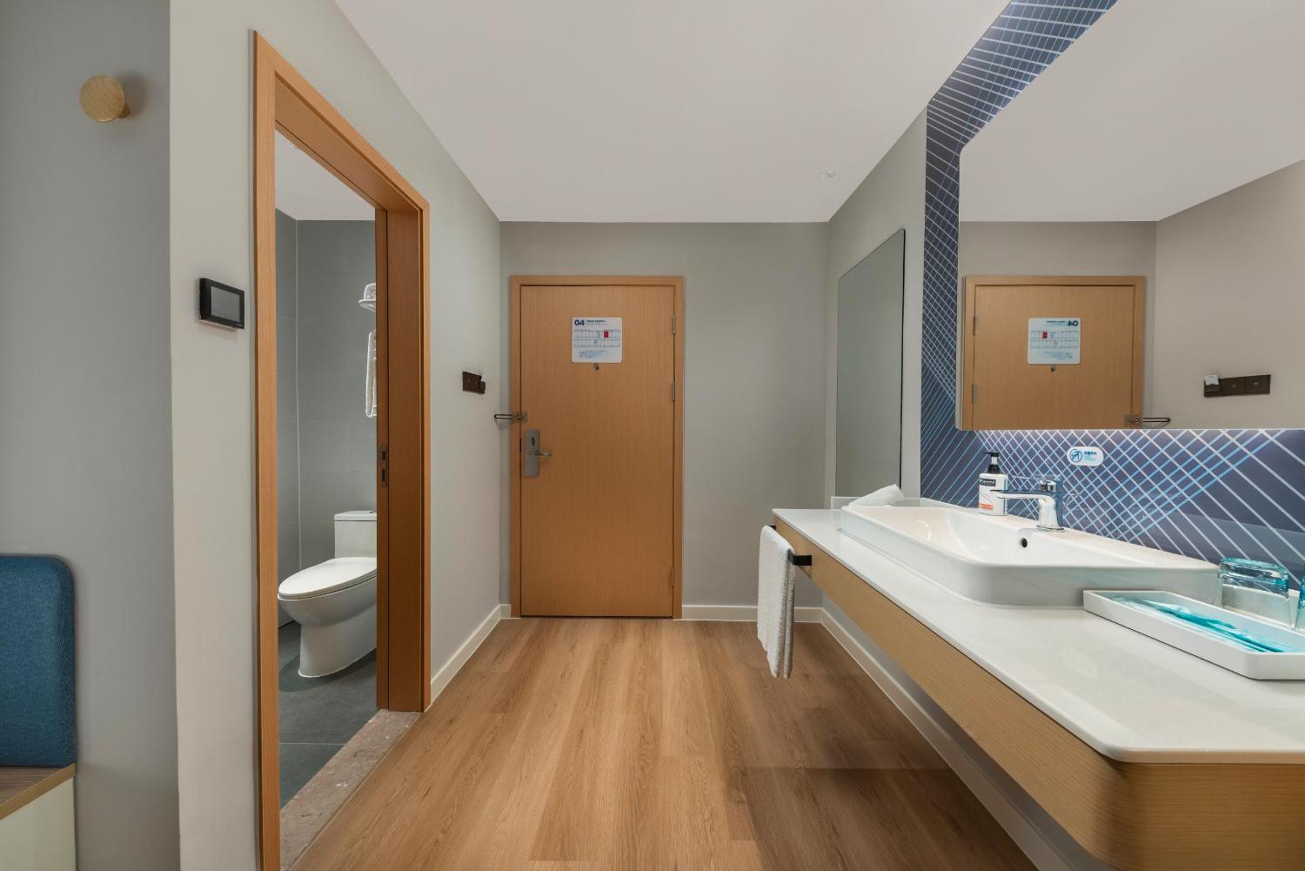 Standard King Room with Balcony and River View photo 3