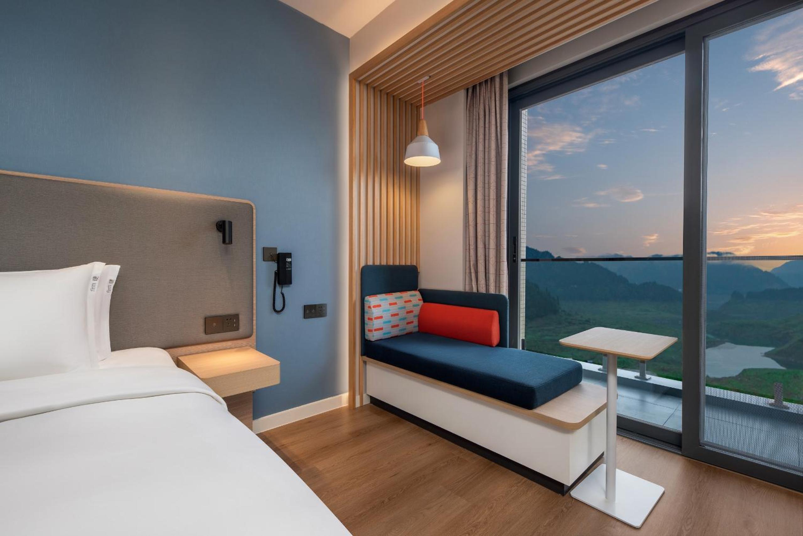 Standard King Room with Balcony and River View photo 2