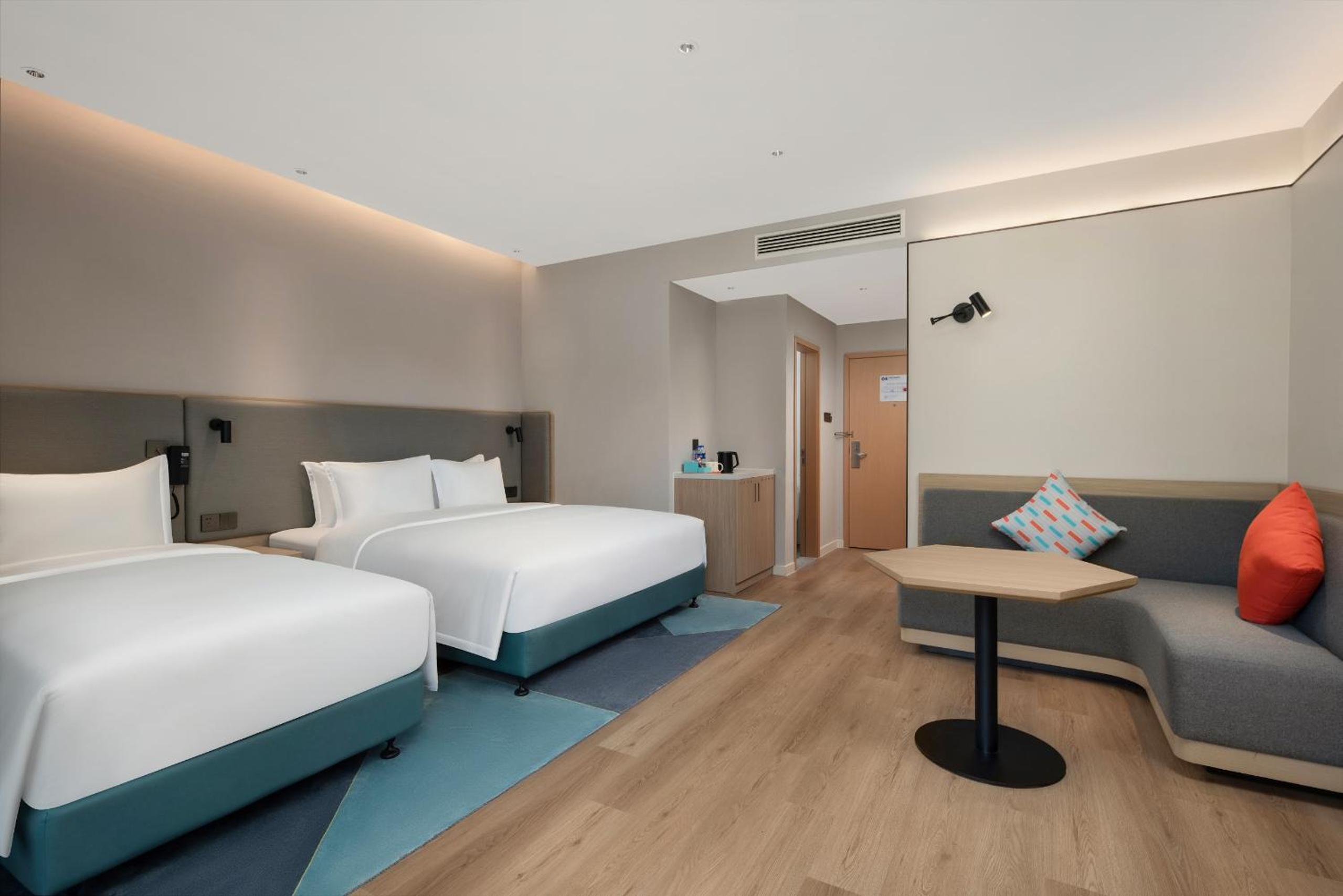 Standard Room with One King, One Single Bed and Balcony photo 2
