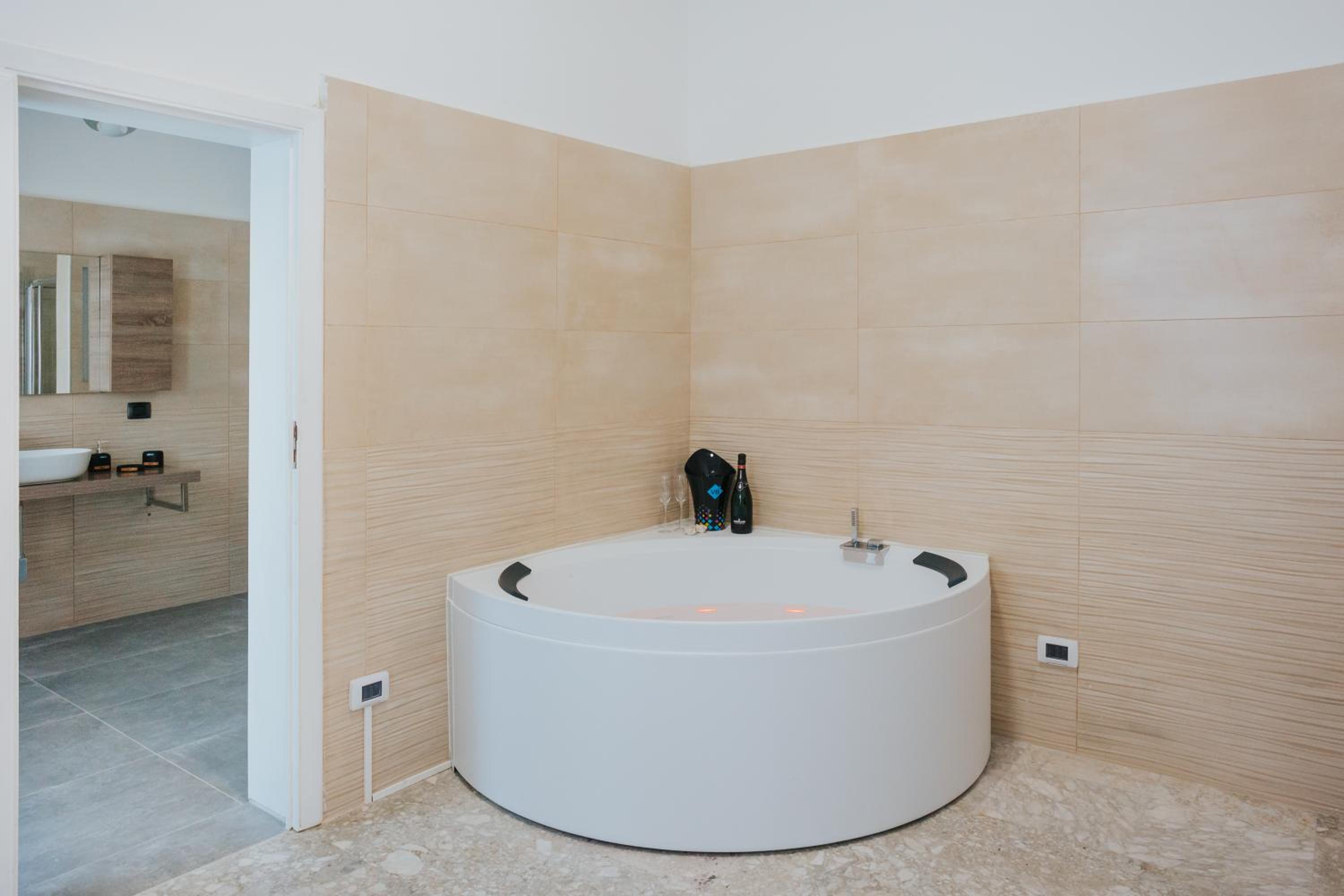 Deluxe Double or Twin Room with Spa Bath - Photo 17