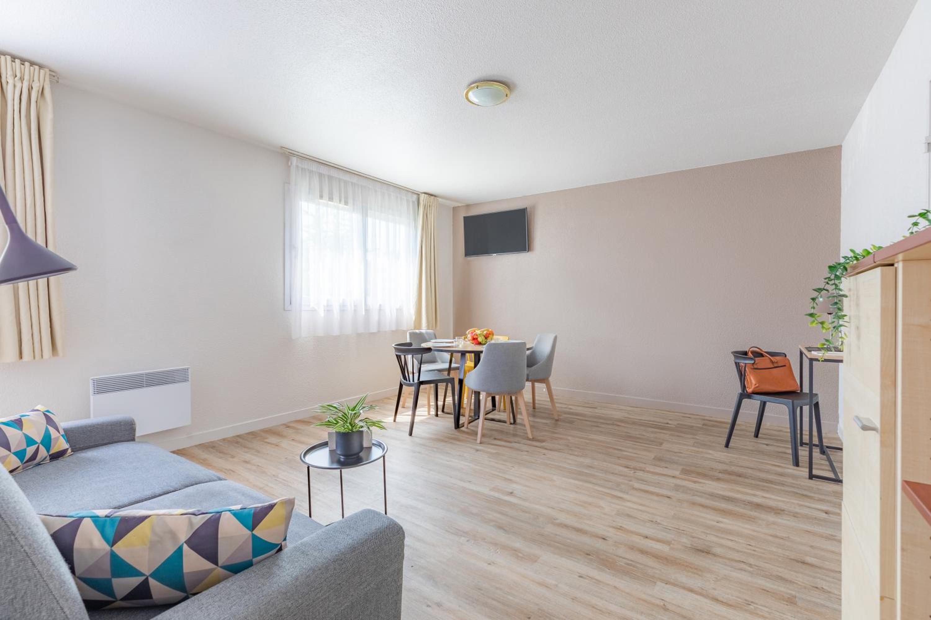 Two-Bedroom Apartment - Photo 2