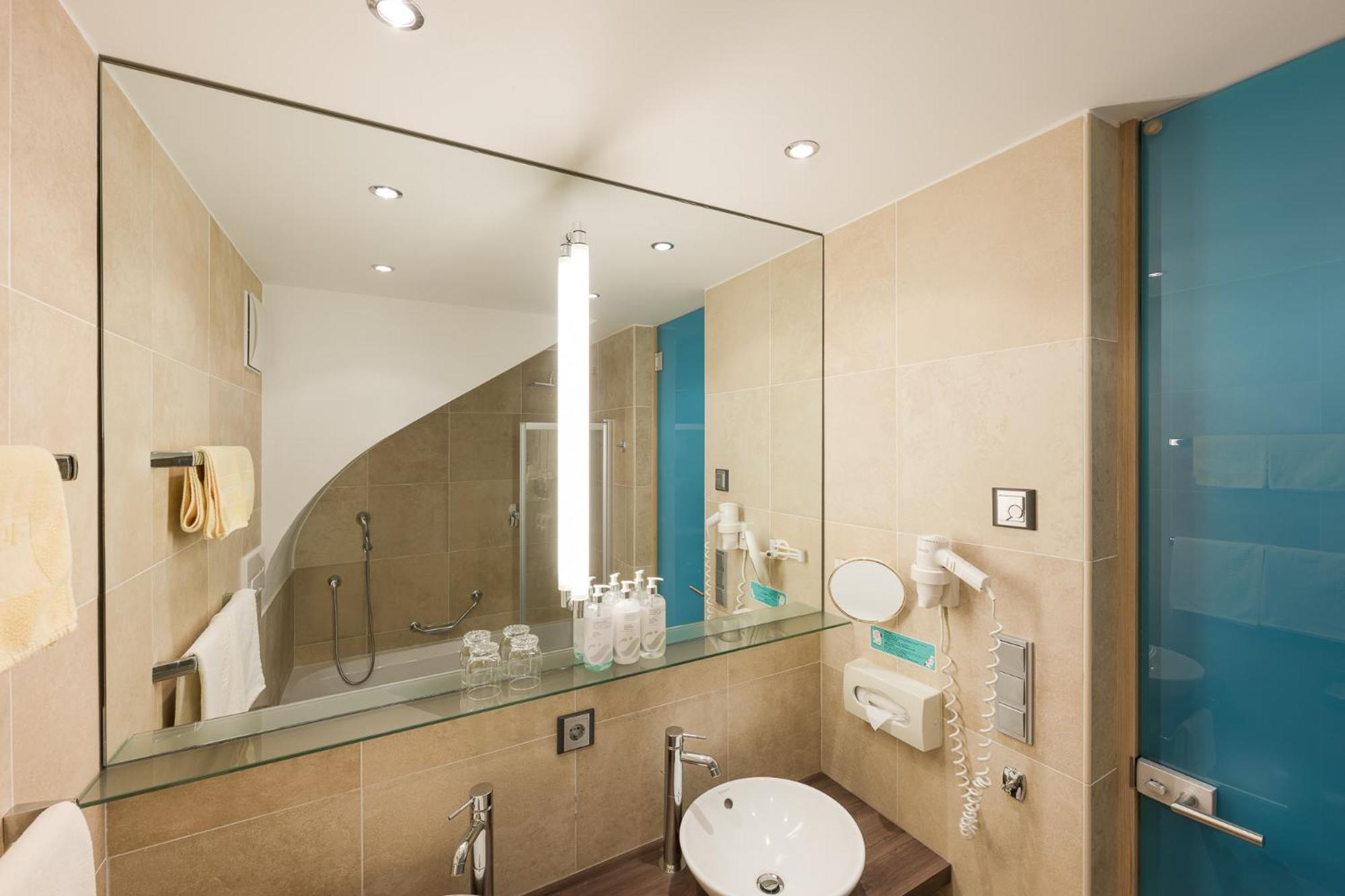 Double Room with Balcony - Photo 5