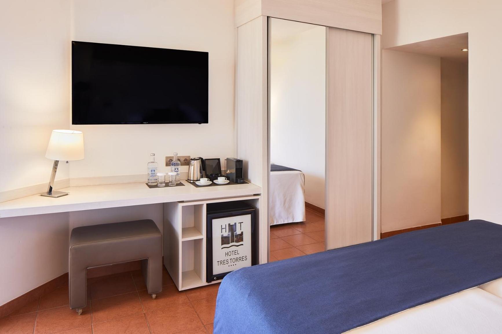 Double or Twin Room with Terrace - Photo 6