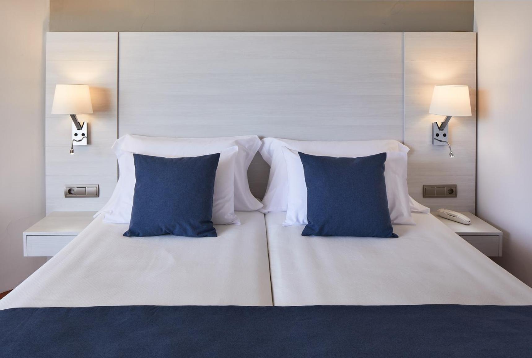 Double or Twin Room with Terrace - Photo 7