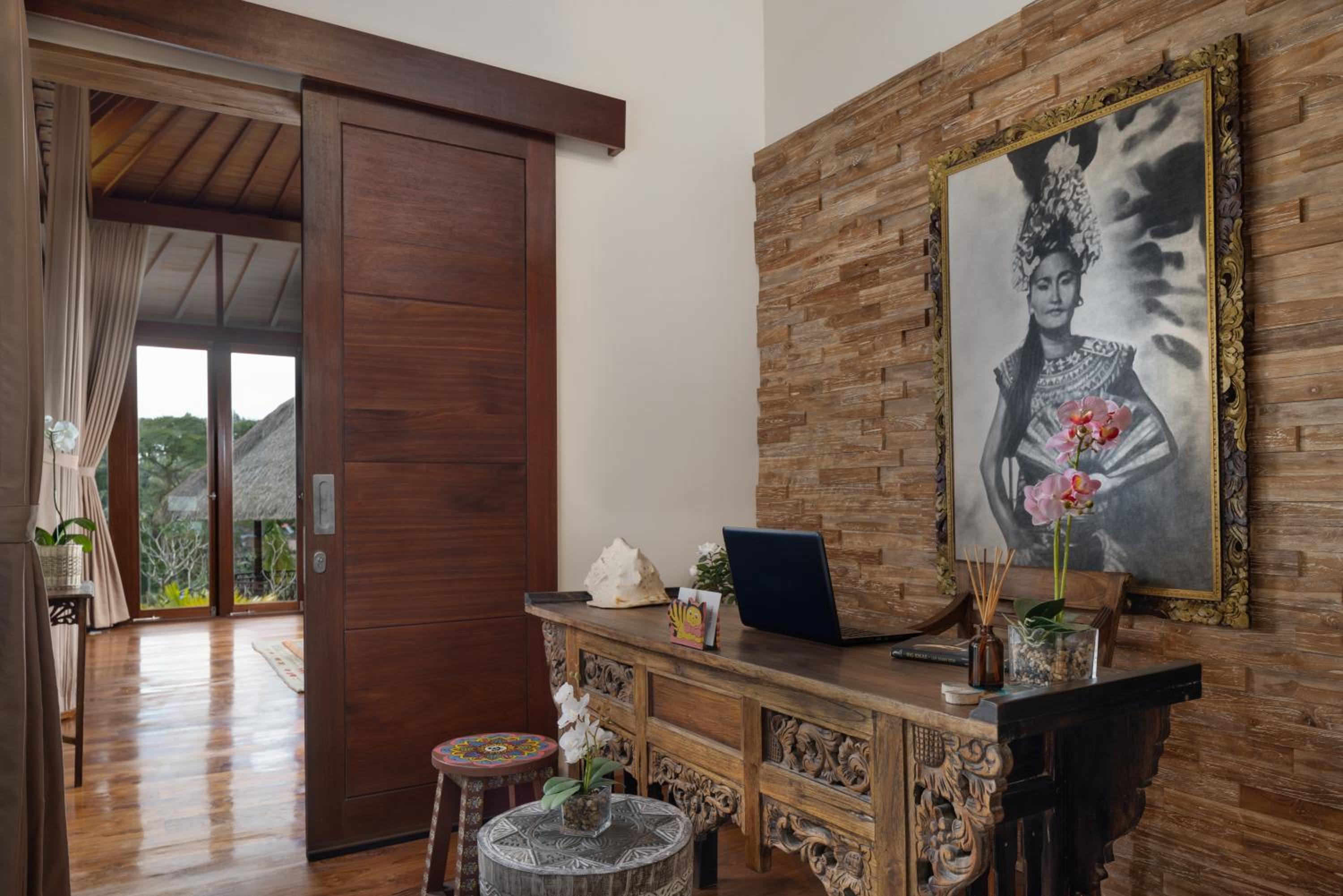 Executive Suite - Photo 4