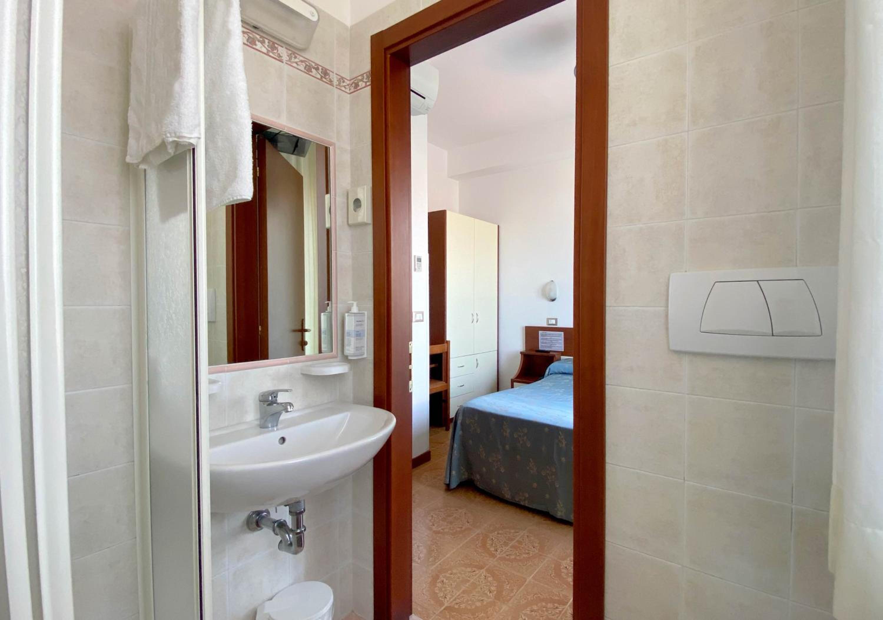 Single Room photo 3
