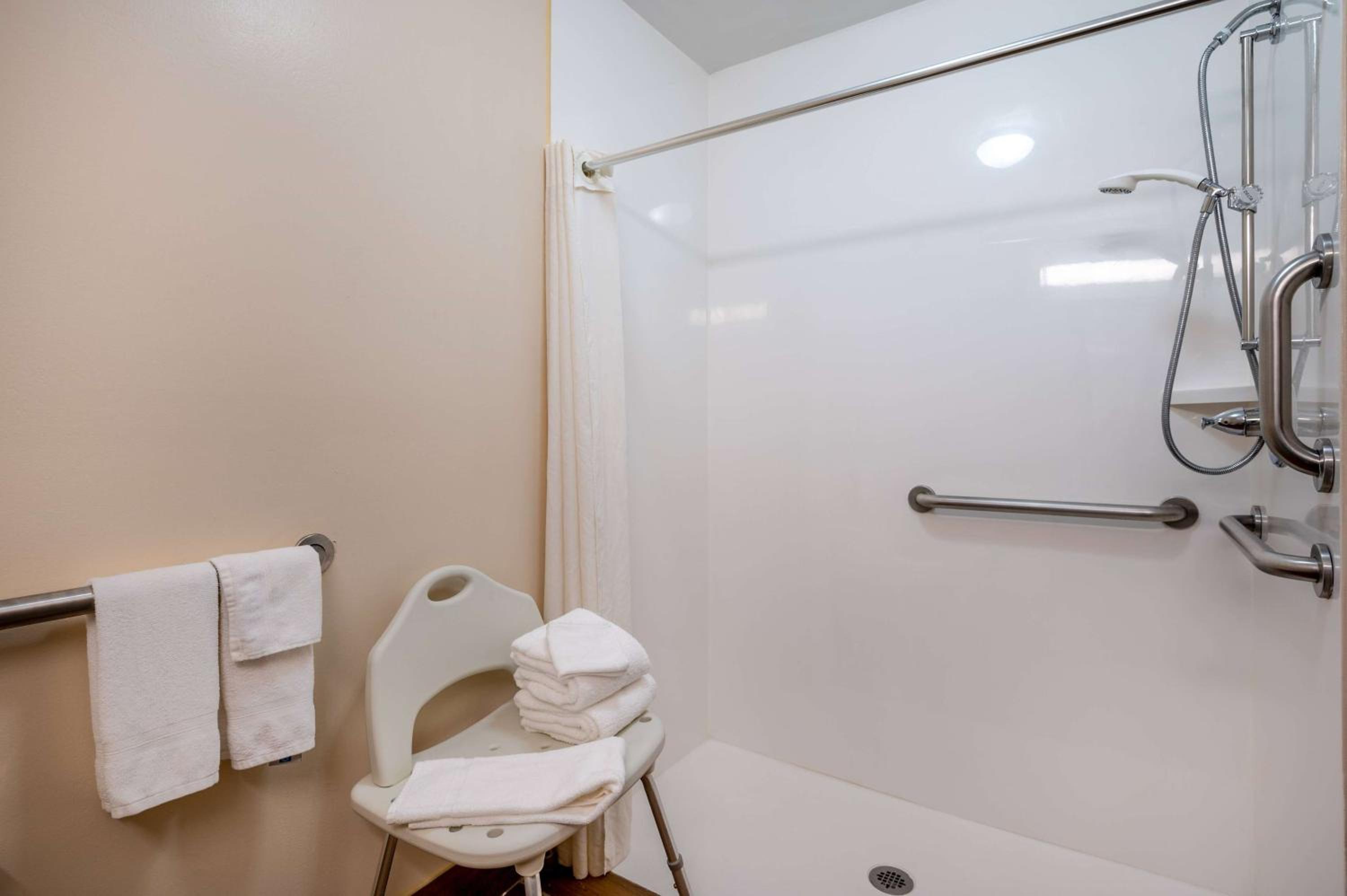 Queen Room with Roll-In Shower - Mobility Access/Non-Smoking - Photo 2