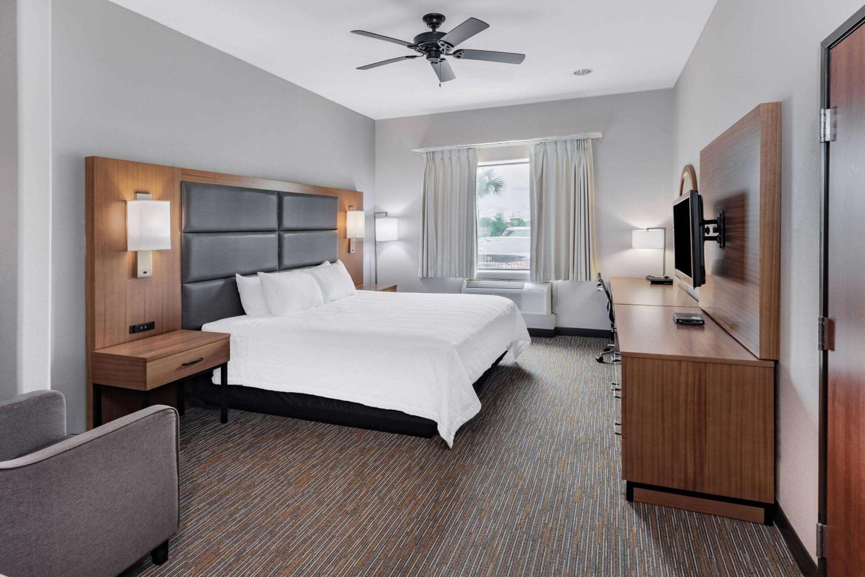 King Room with Roll-In Shower - Mobility/Hearing Accessible - Photo 1
