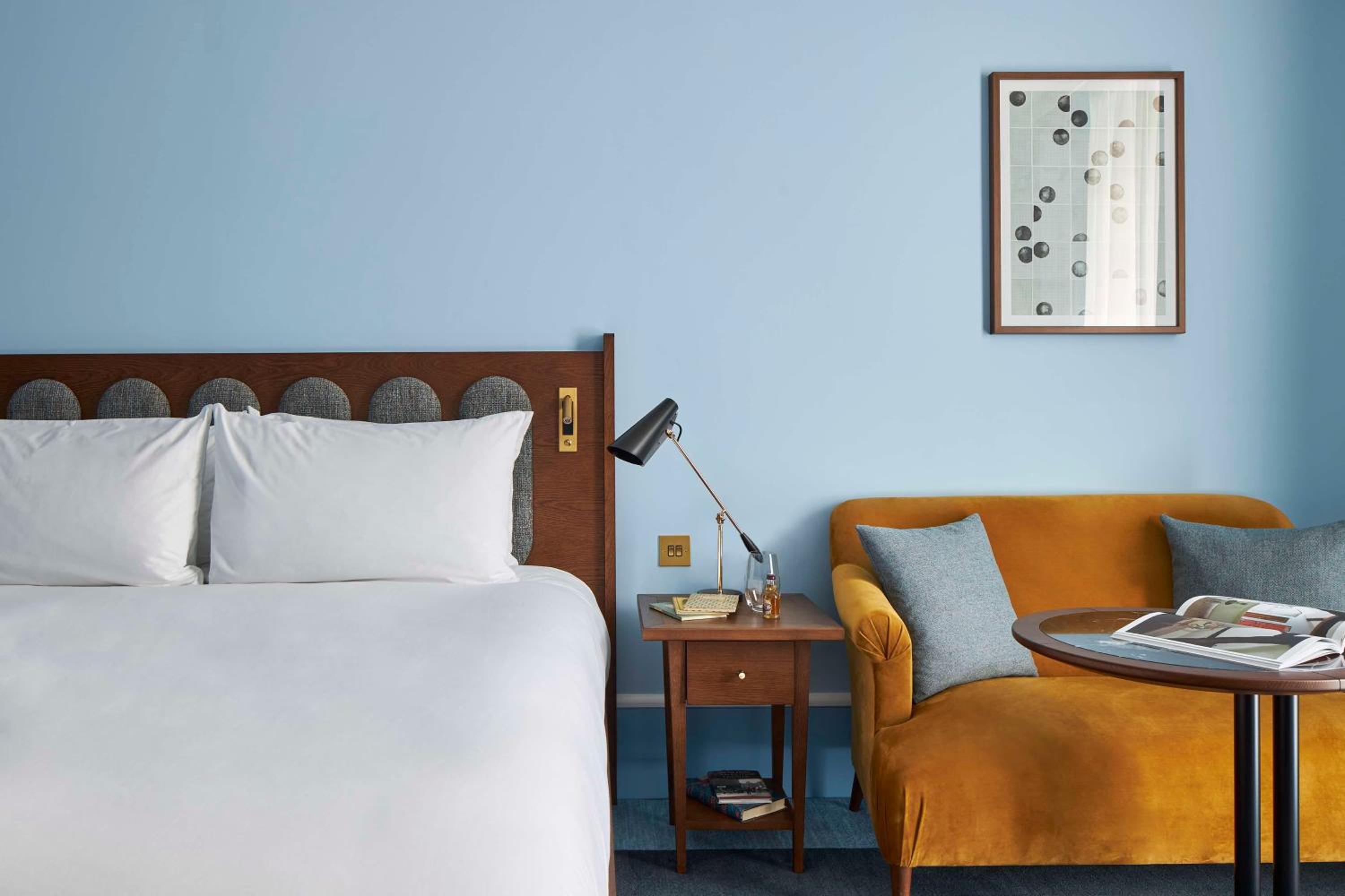 Deluxe King Room with Courtyard View - Photo 18