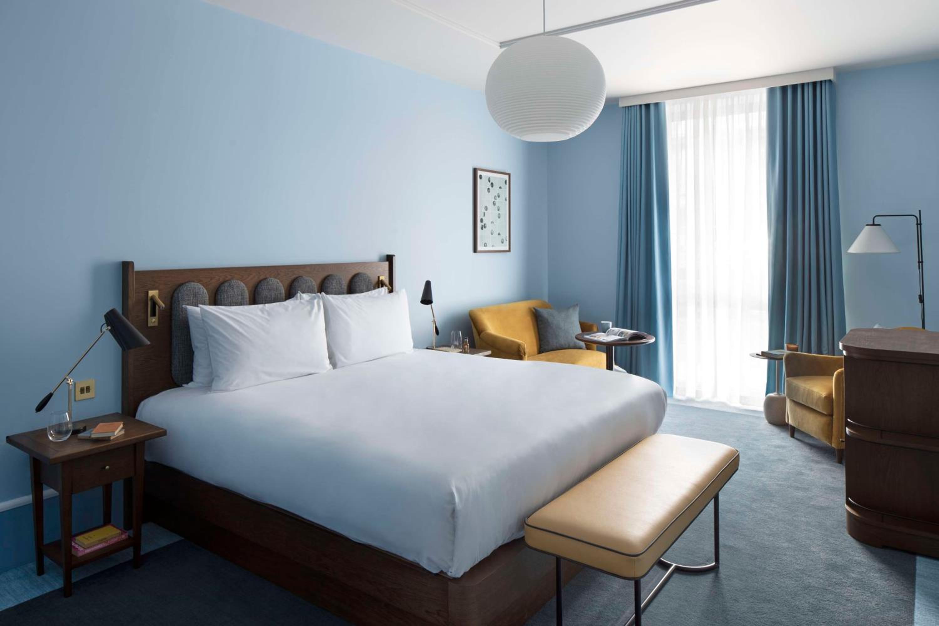Deluxe King Room with Courtyard View - Photo 1