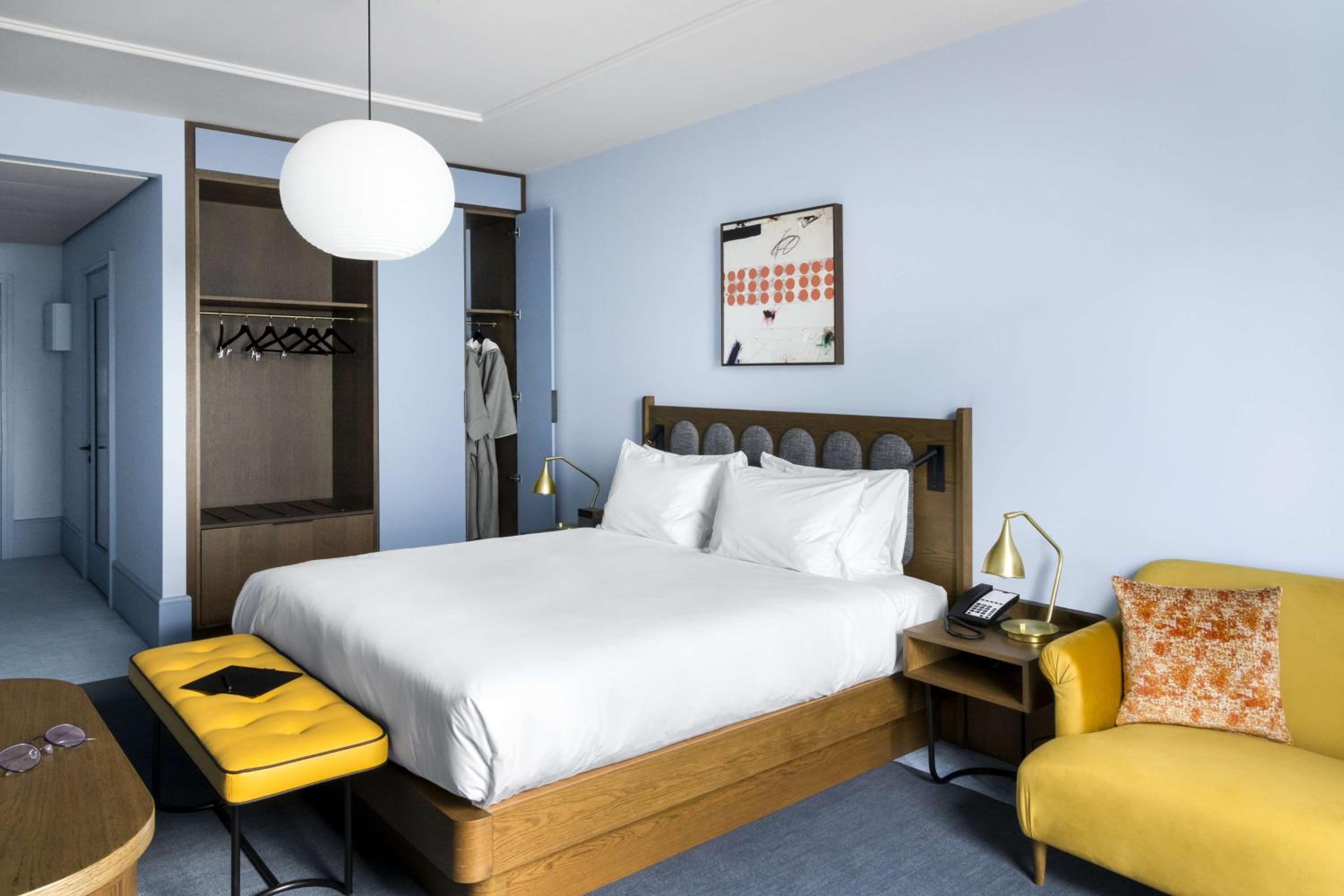 Deluxe King Room with Courtyard View - Photo 4
