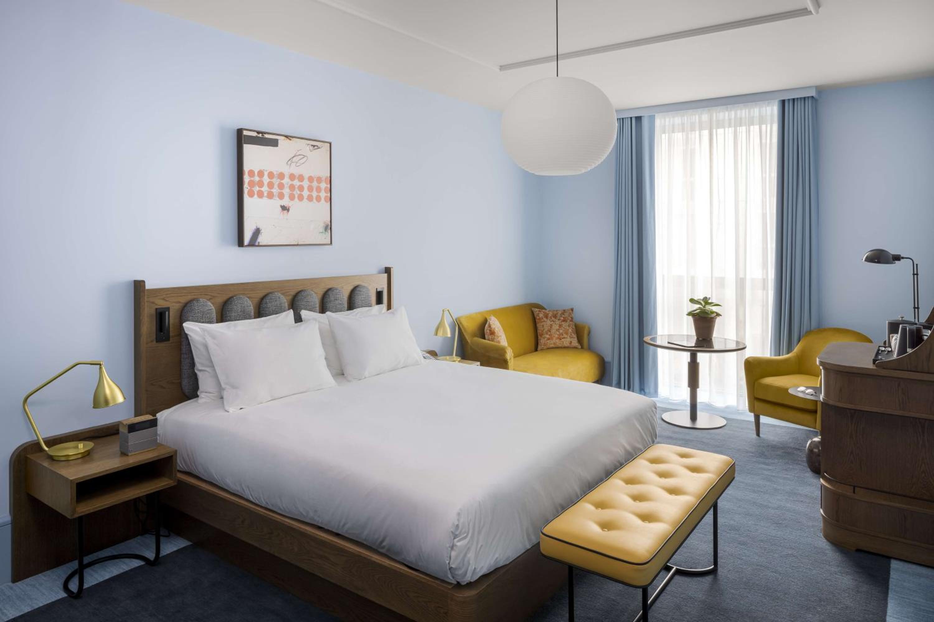 Deluxe King Room with Courtyard View - Photo 5