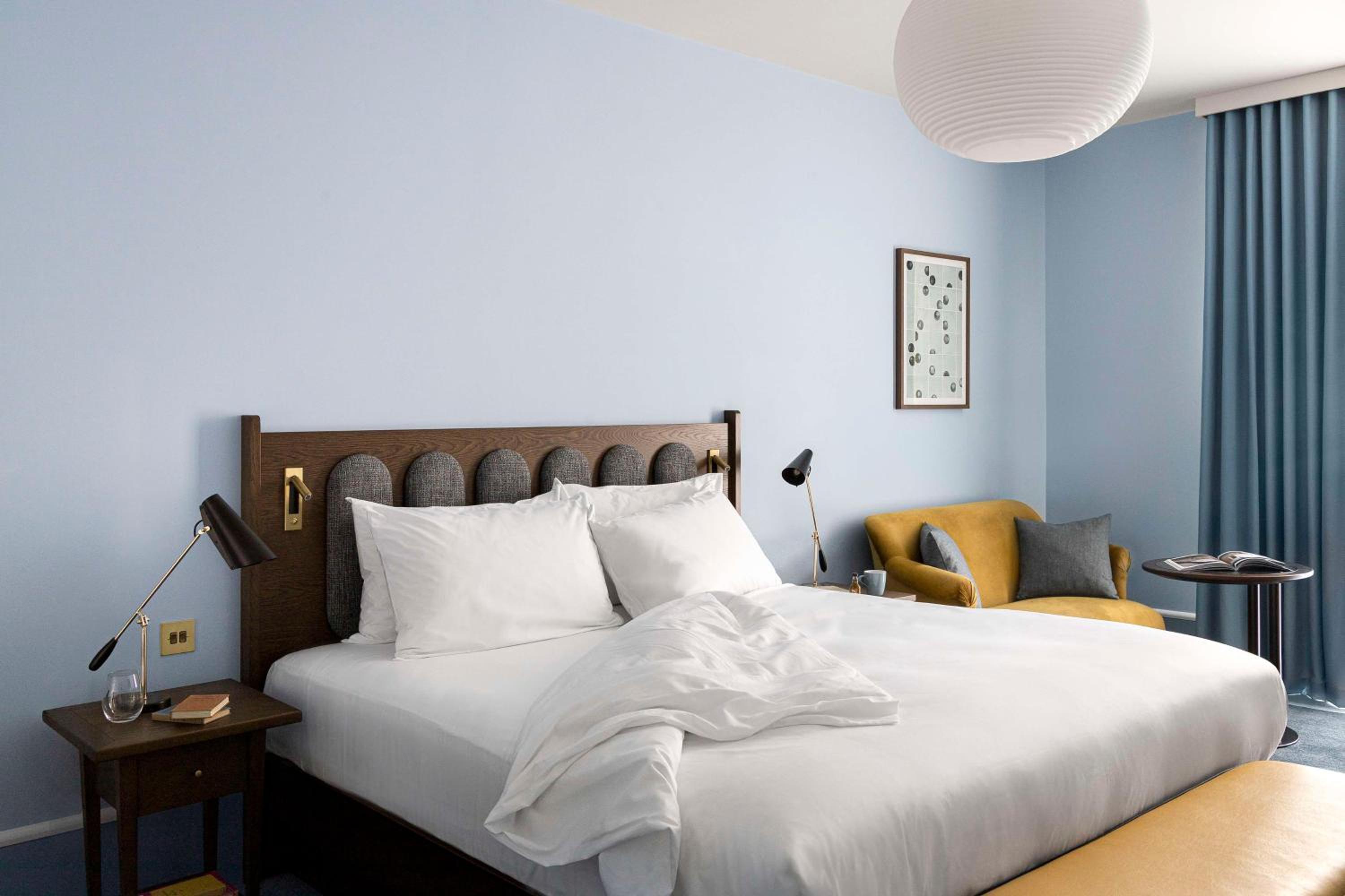 Deluxe King Room with Courtyard View - Photo 12