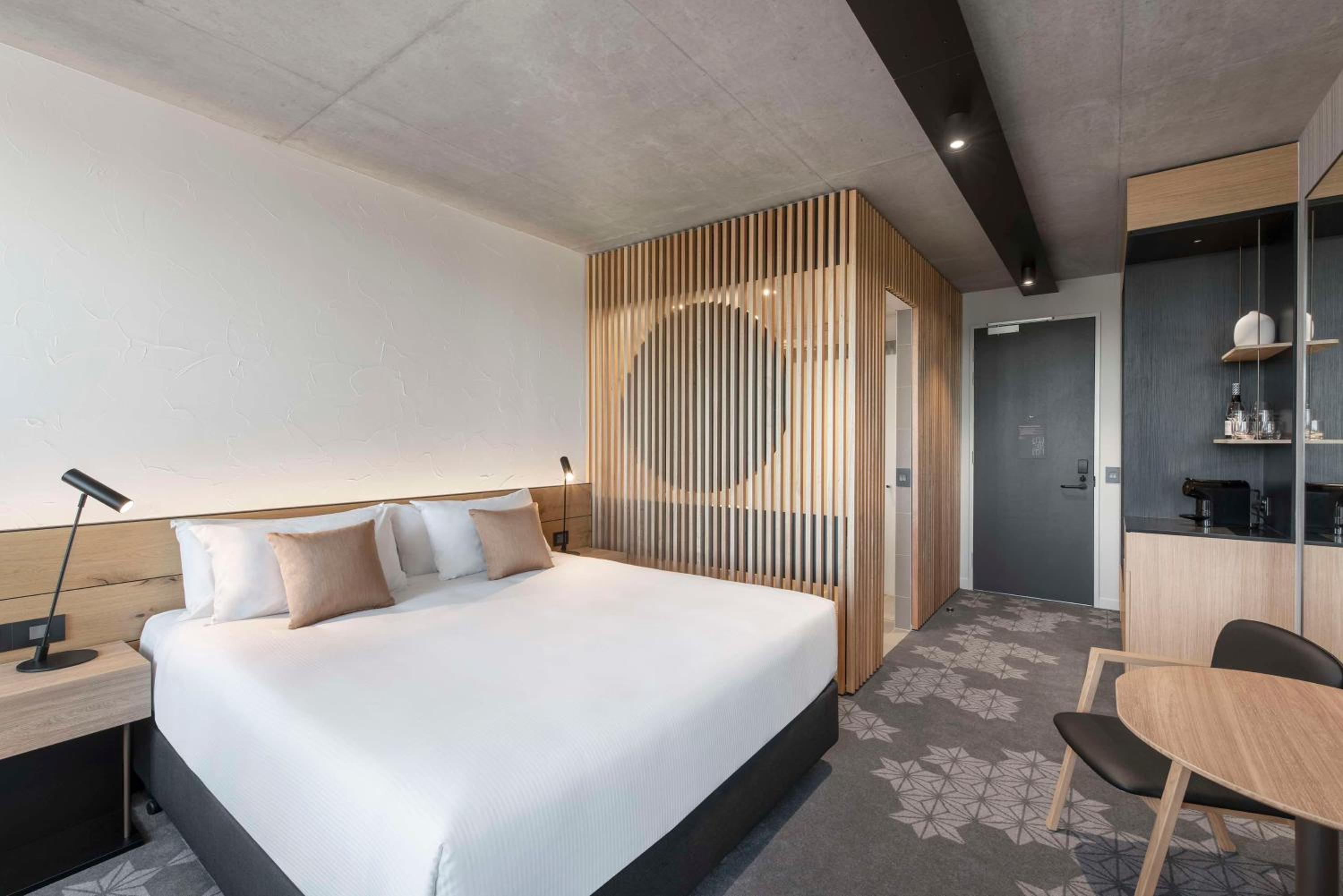 Deluxe Room King - Photo 13