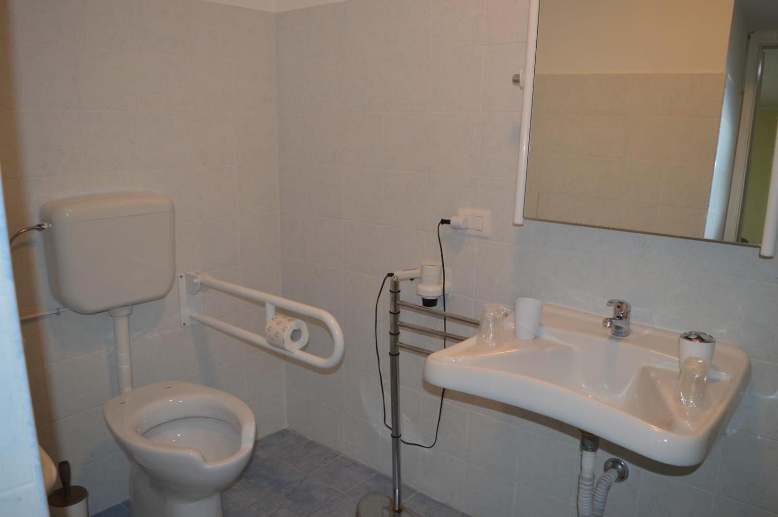 Standard King Room photo 3