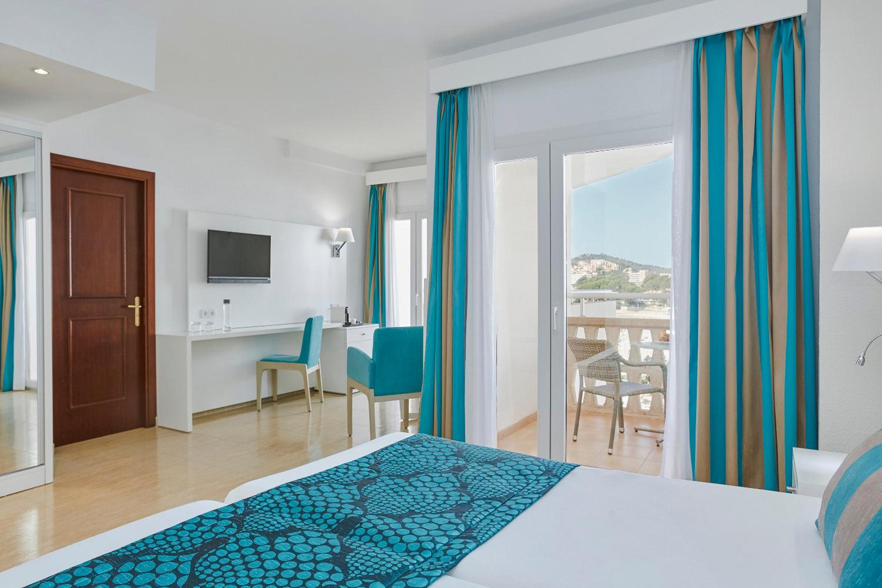 Family Room (2 Adults + 2 Children)