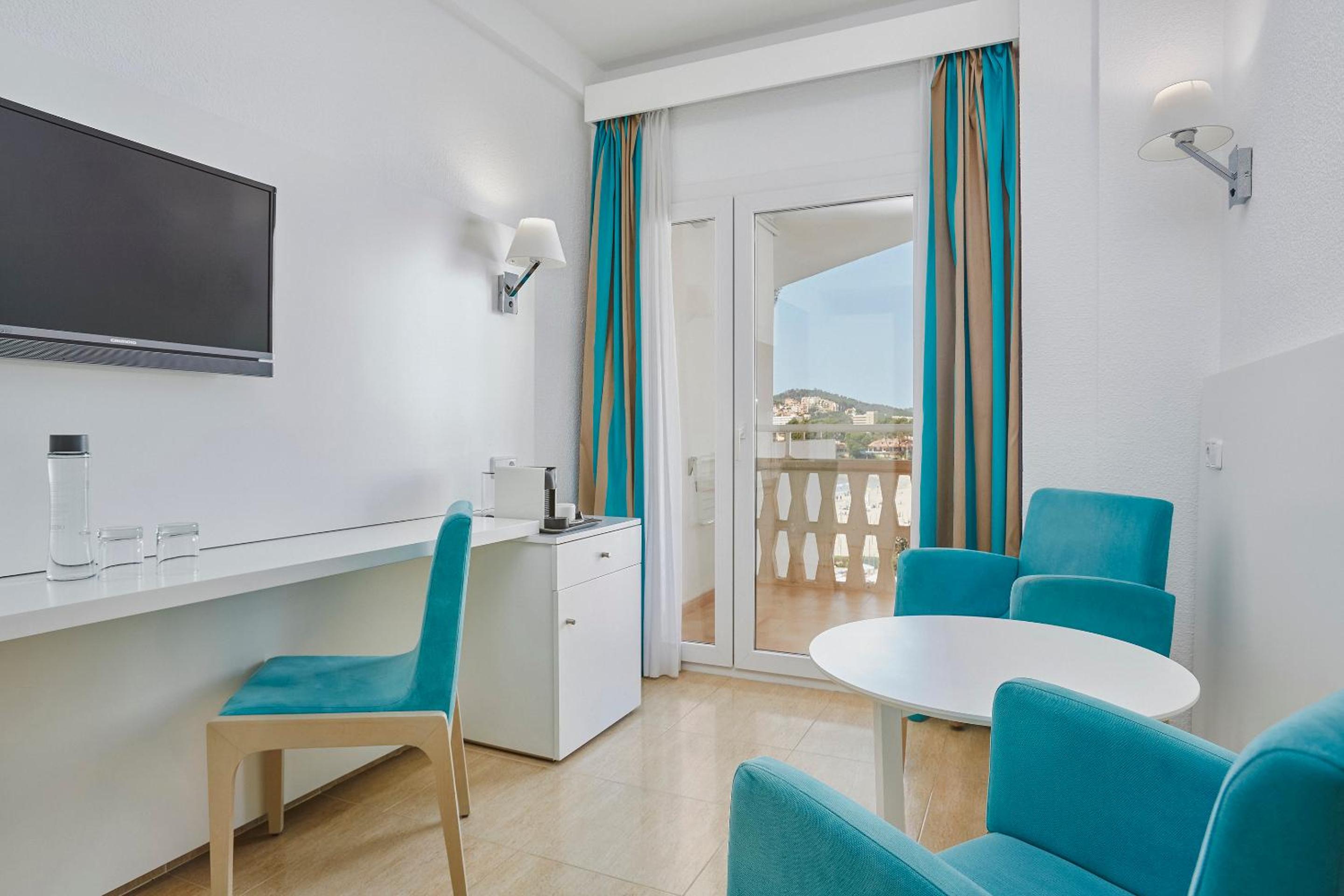 Family Room (2 Adults + 2 Children)