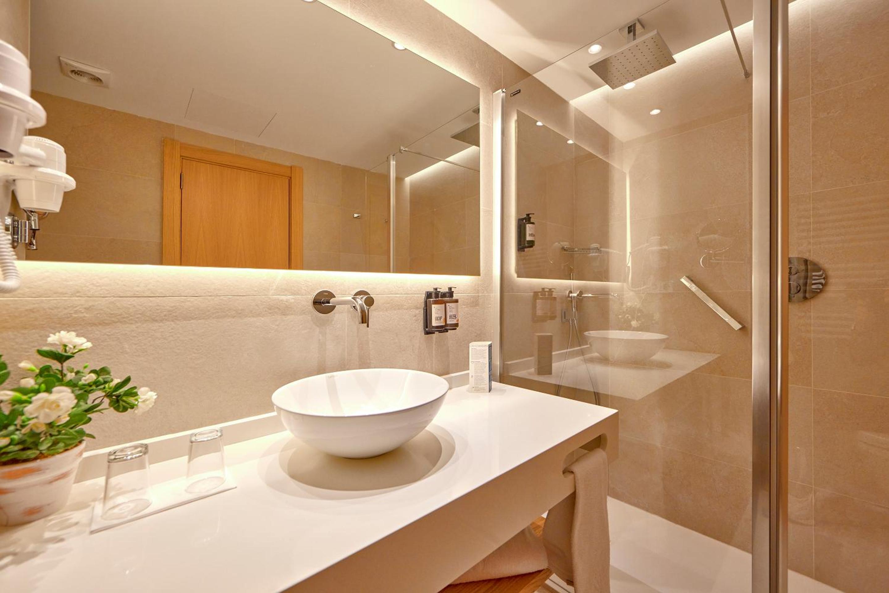 Family Room (2 Adults + 2 Children)