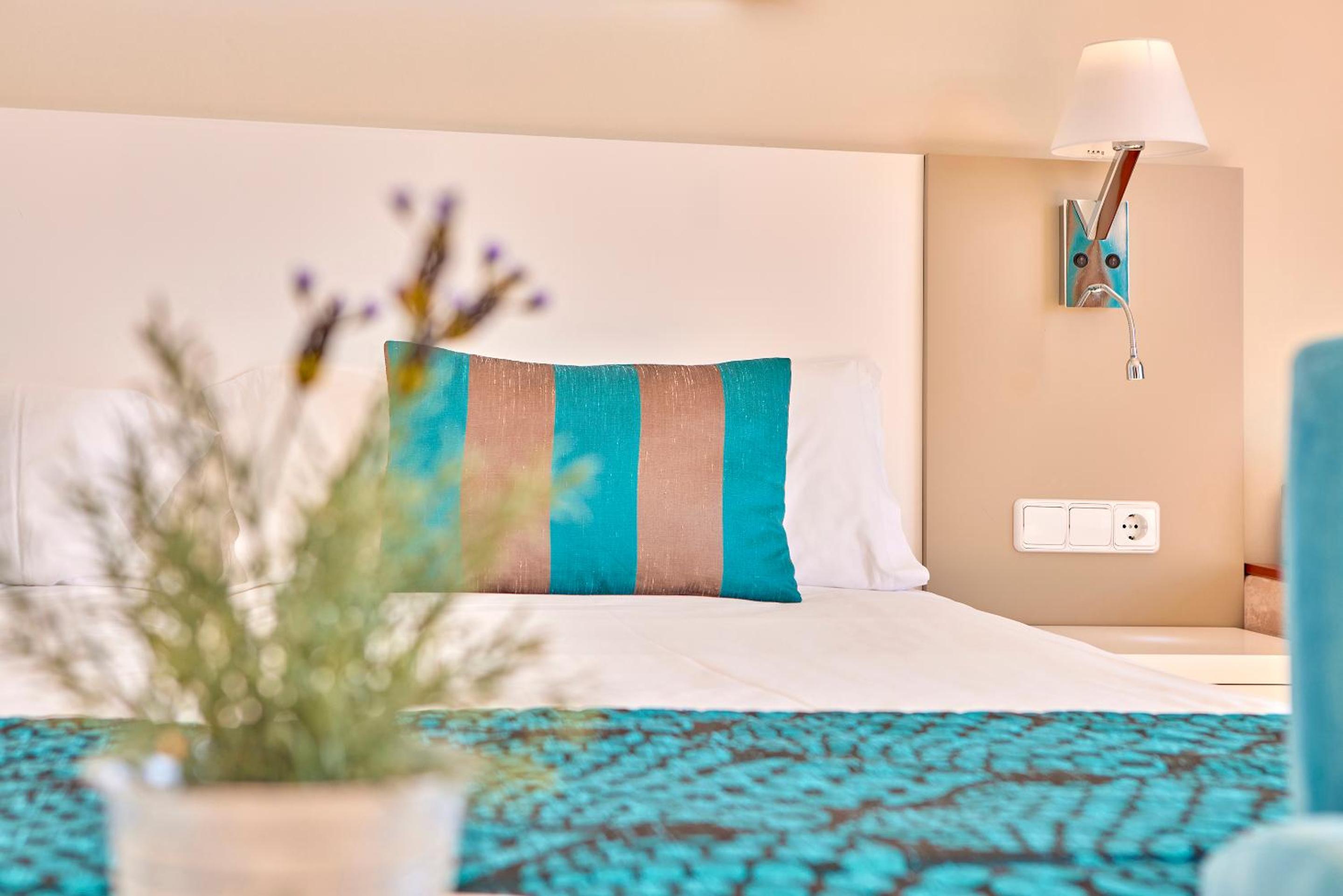 Superior Twin Room with Sea View (2 Adults + 1 Child)