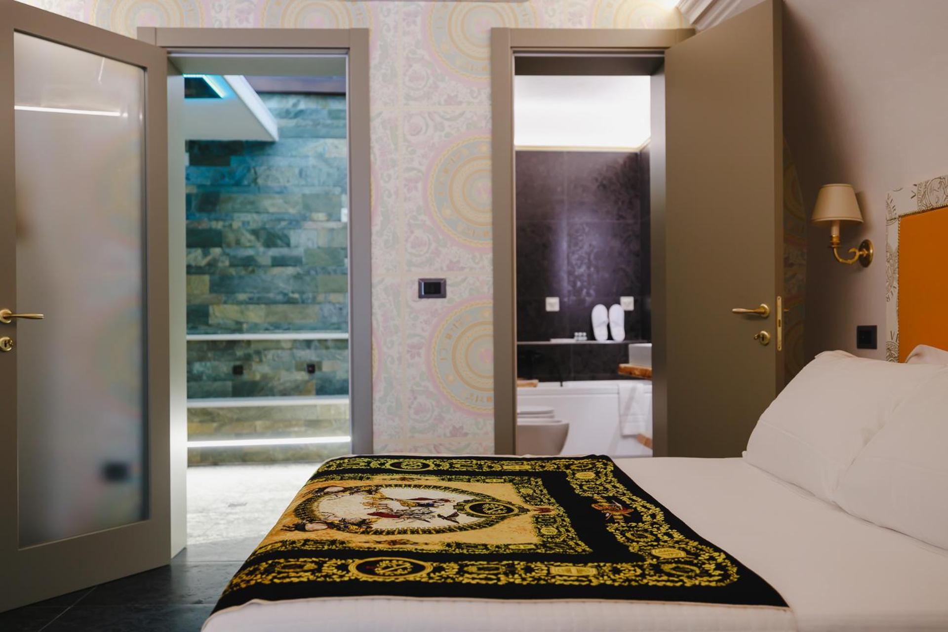 Deluxe Family Suite - Photo 5