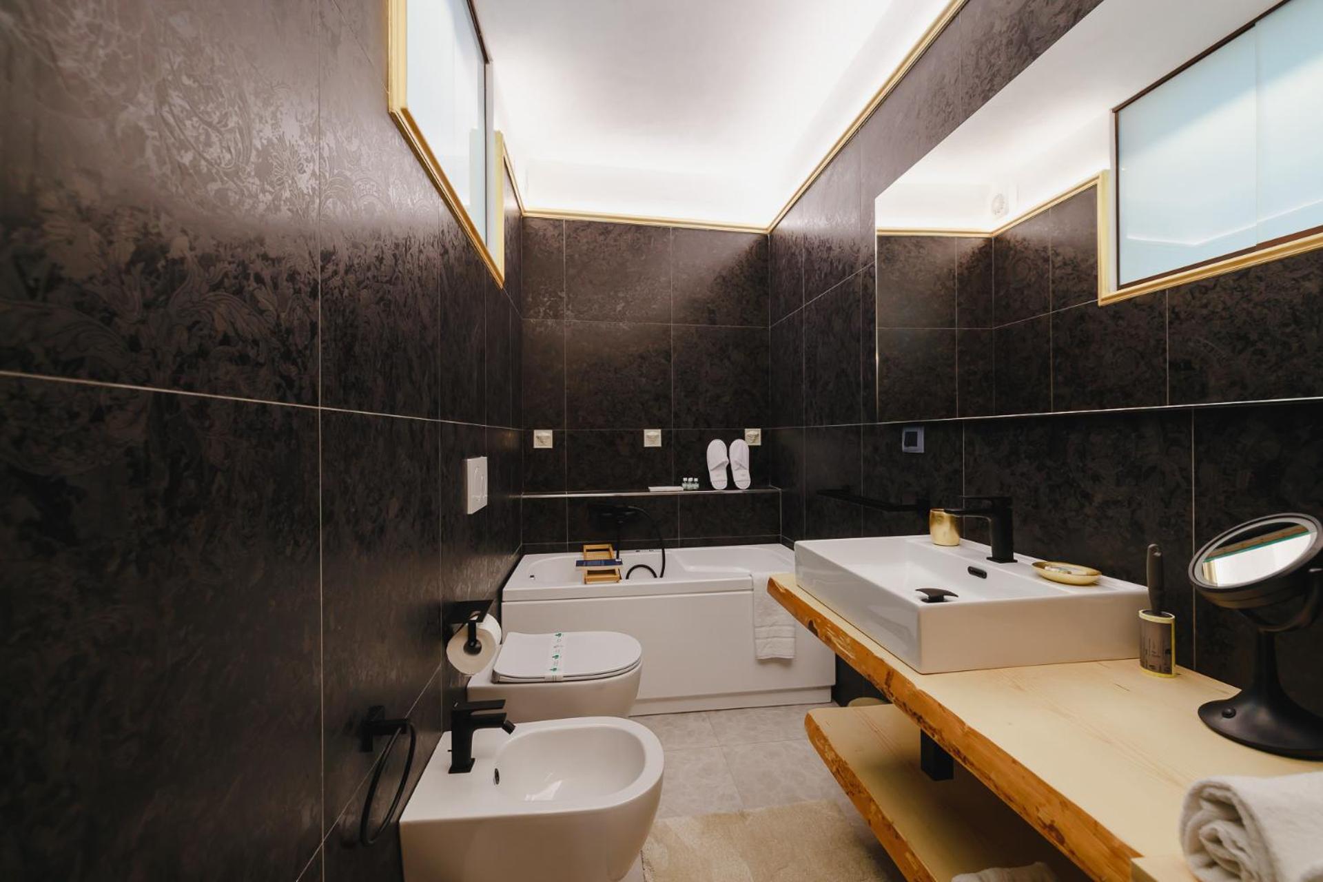 Deluxe Family Suite - Photo 25
