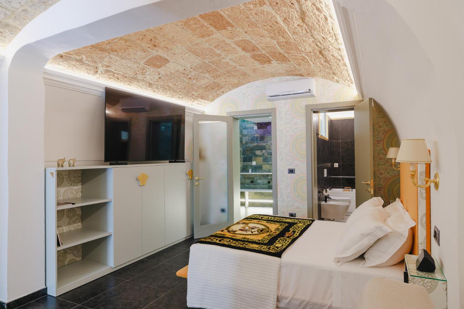 Deluxe Family Suite - Photo 15