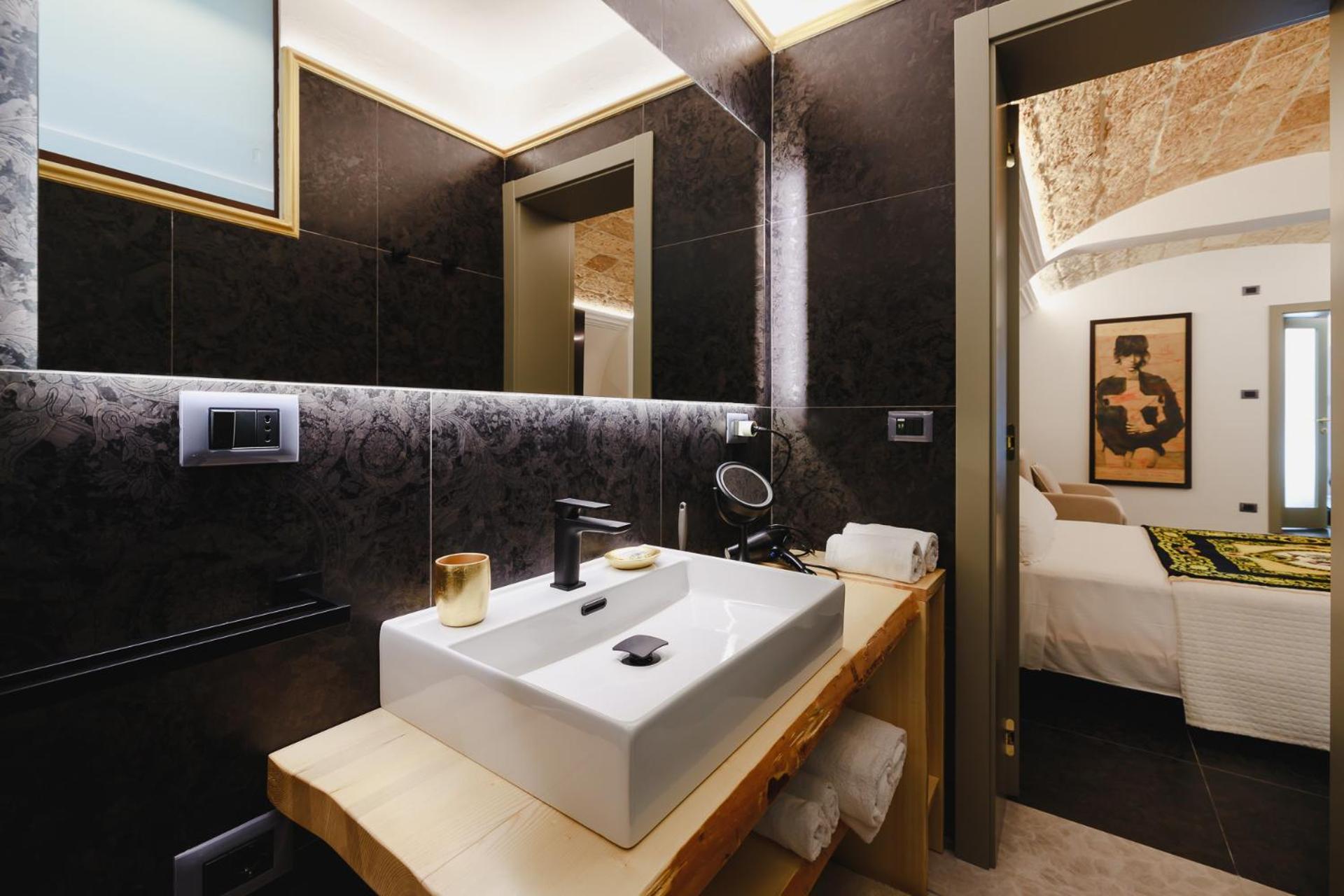 Deluxe Family Suite - Photo 27