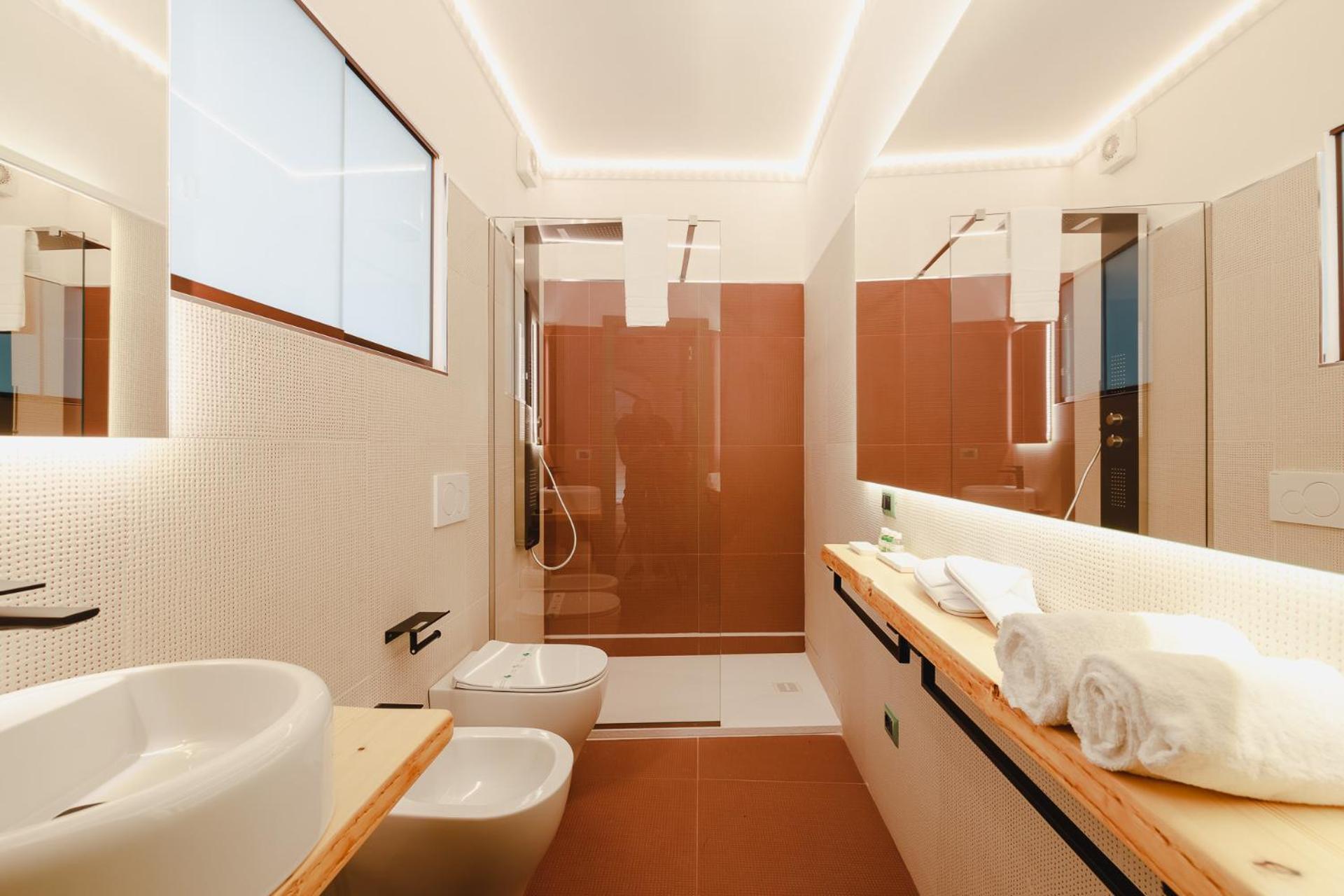 Deluxe King Room - Photo 14