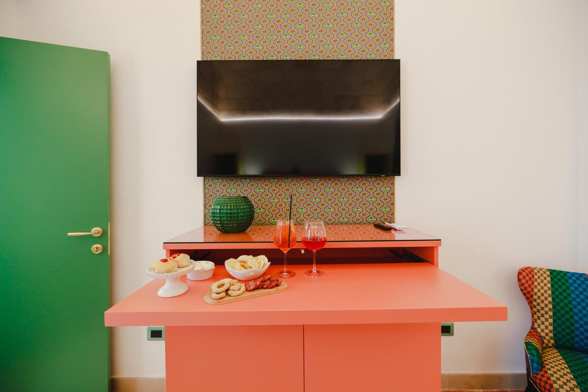 Deluxe King Room - Photo 13